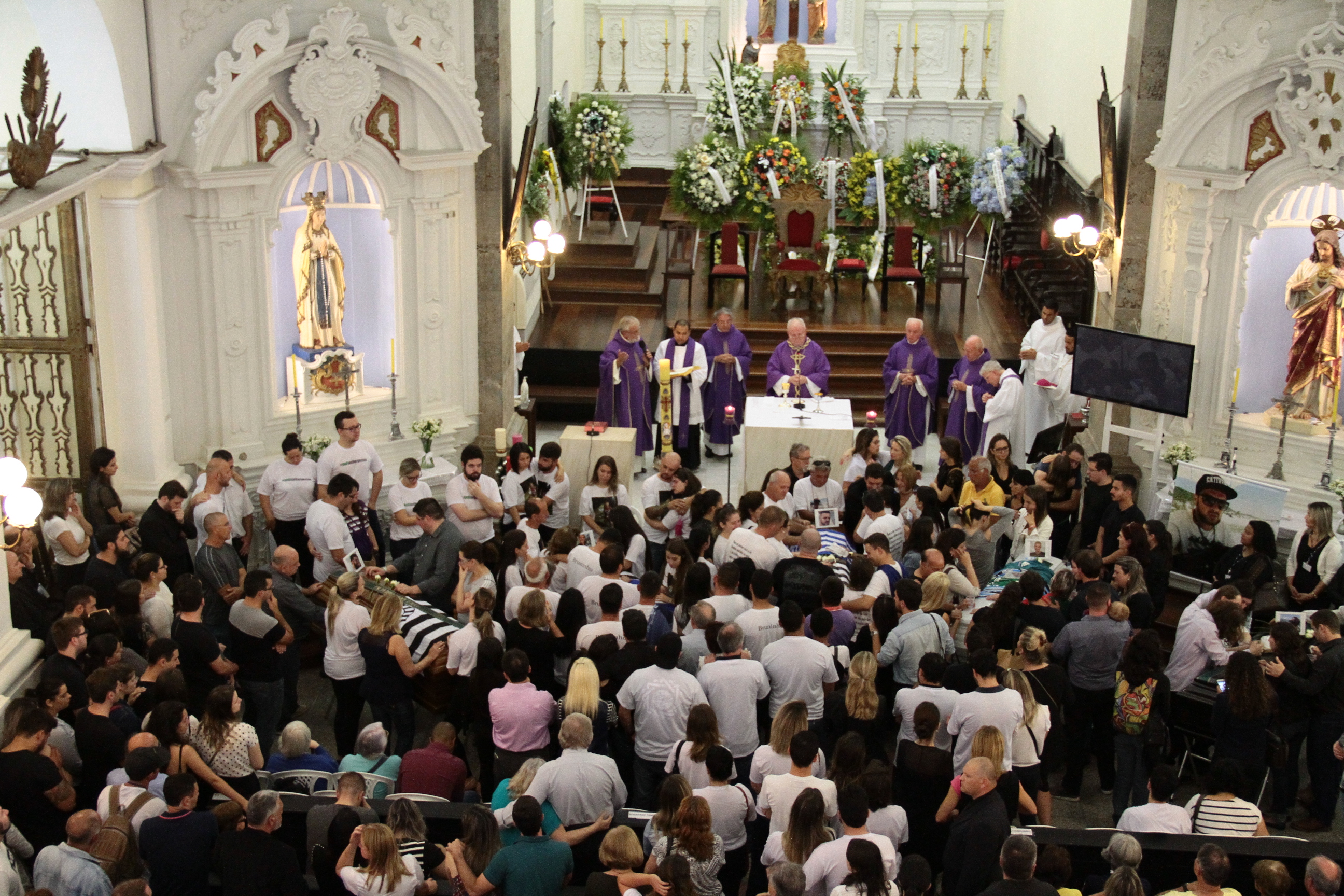 Profissionais da imprensa vítimas de acidente com avião da Chapecoense recebem homenagem em Florianópolis.