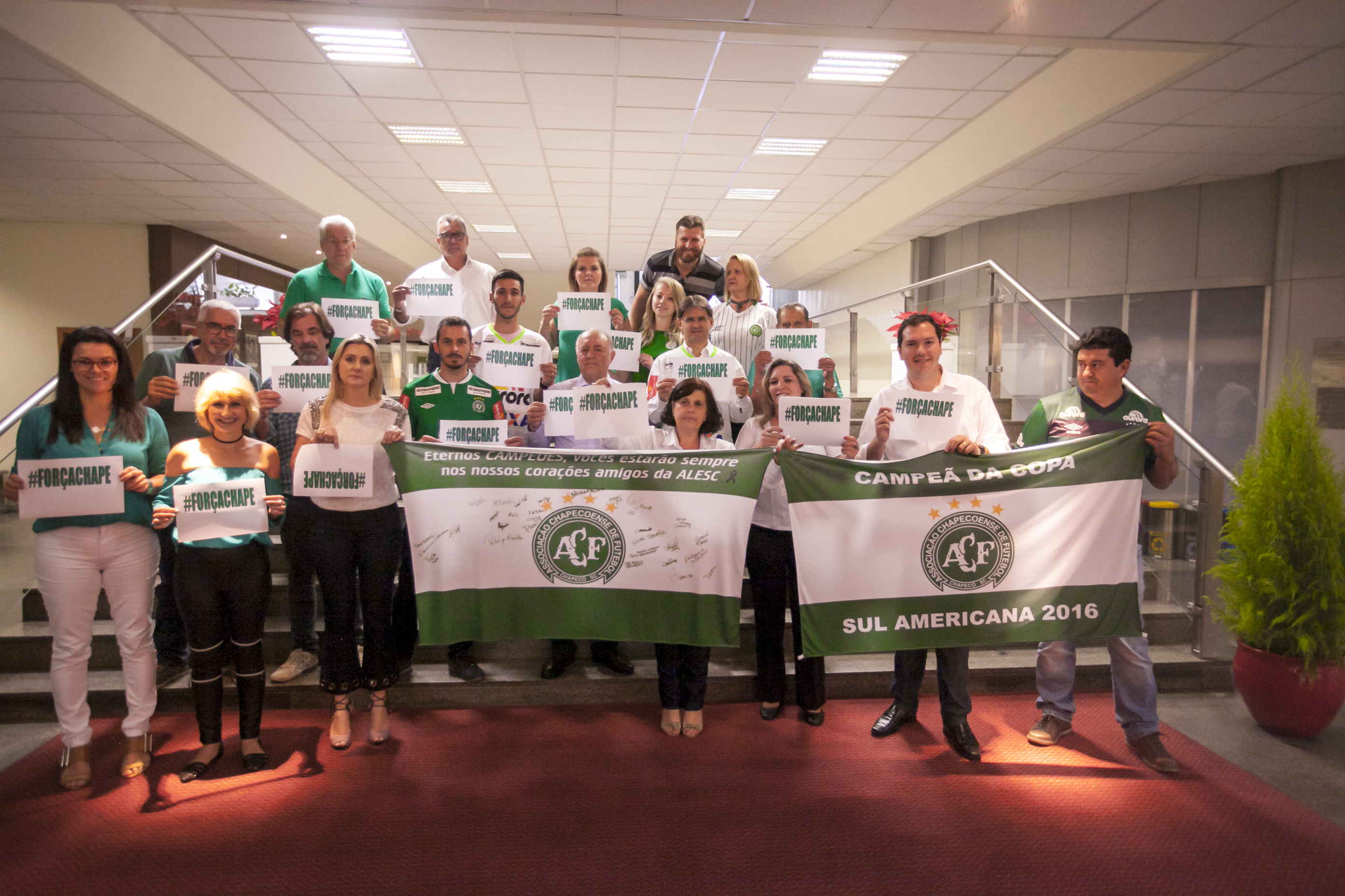 Servidores da ALESC prestam homenagens à Chapecoense