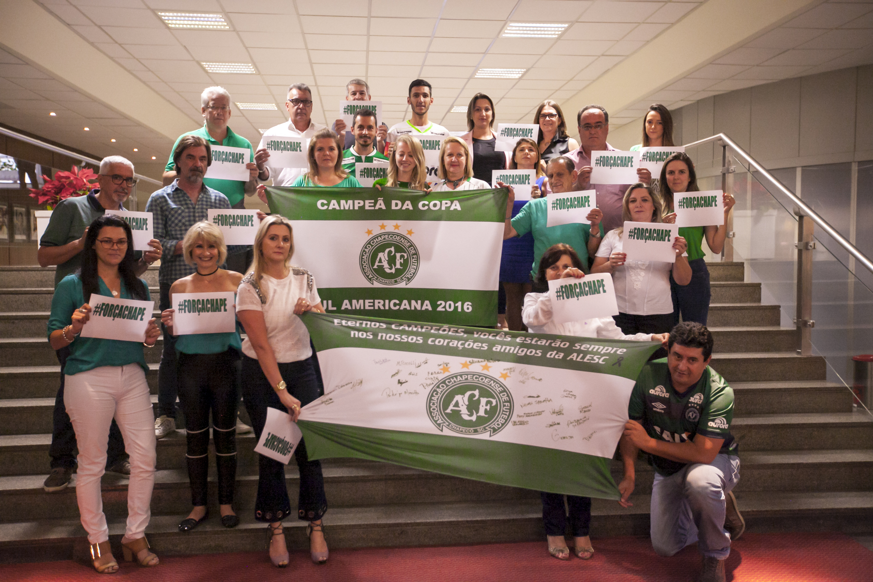 Servidores da ALESC prestam homenagens à Chapecoense