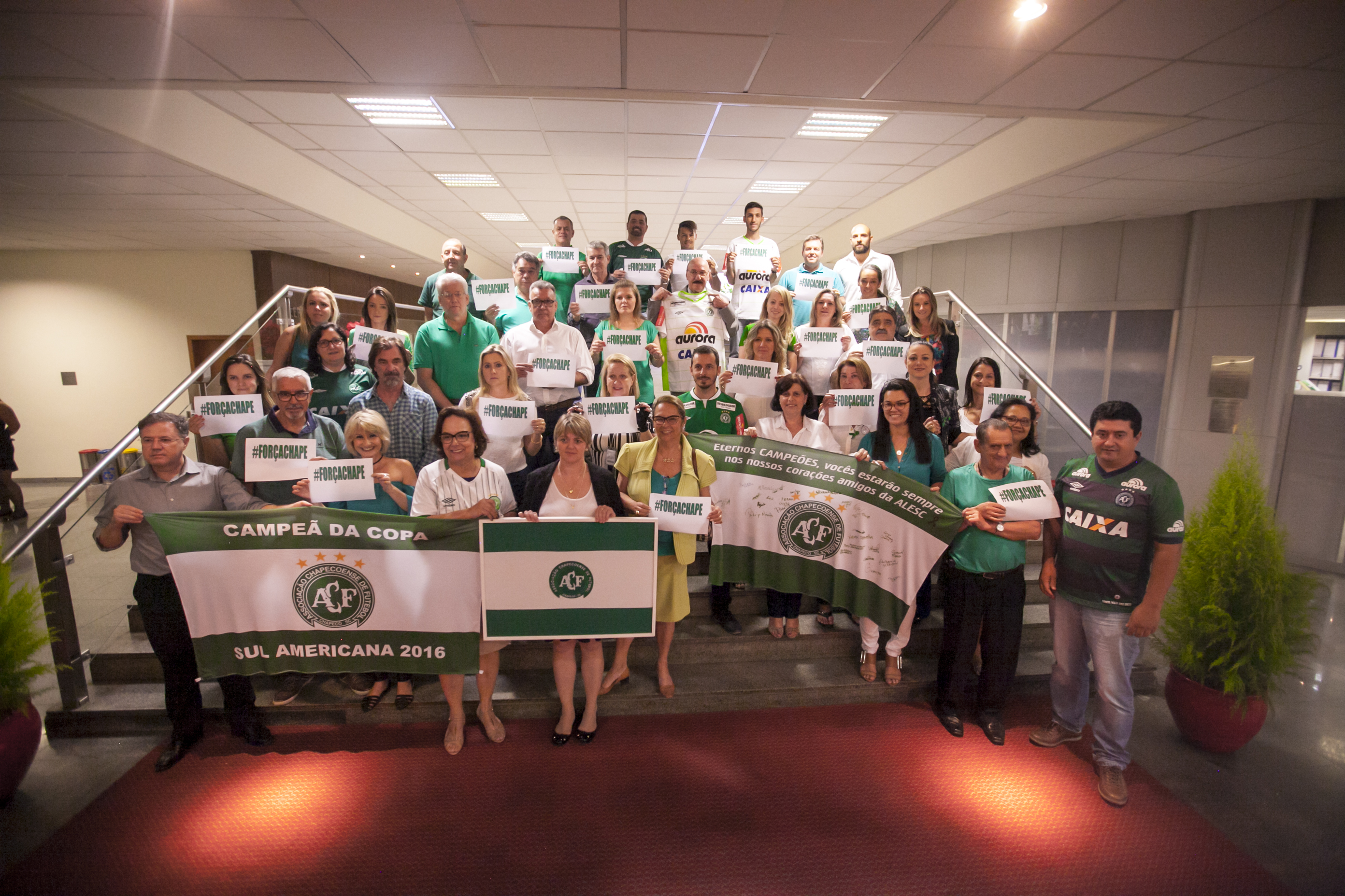 Servidores da ALESC prestam homenagens à Chapecoense
