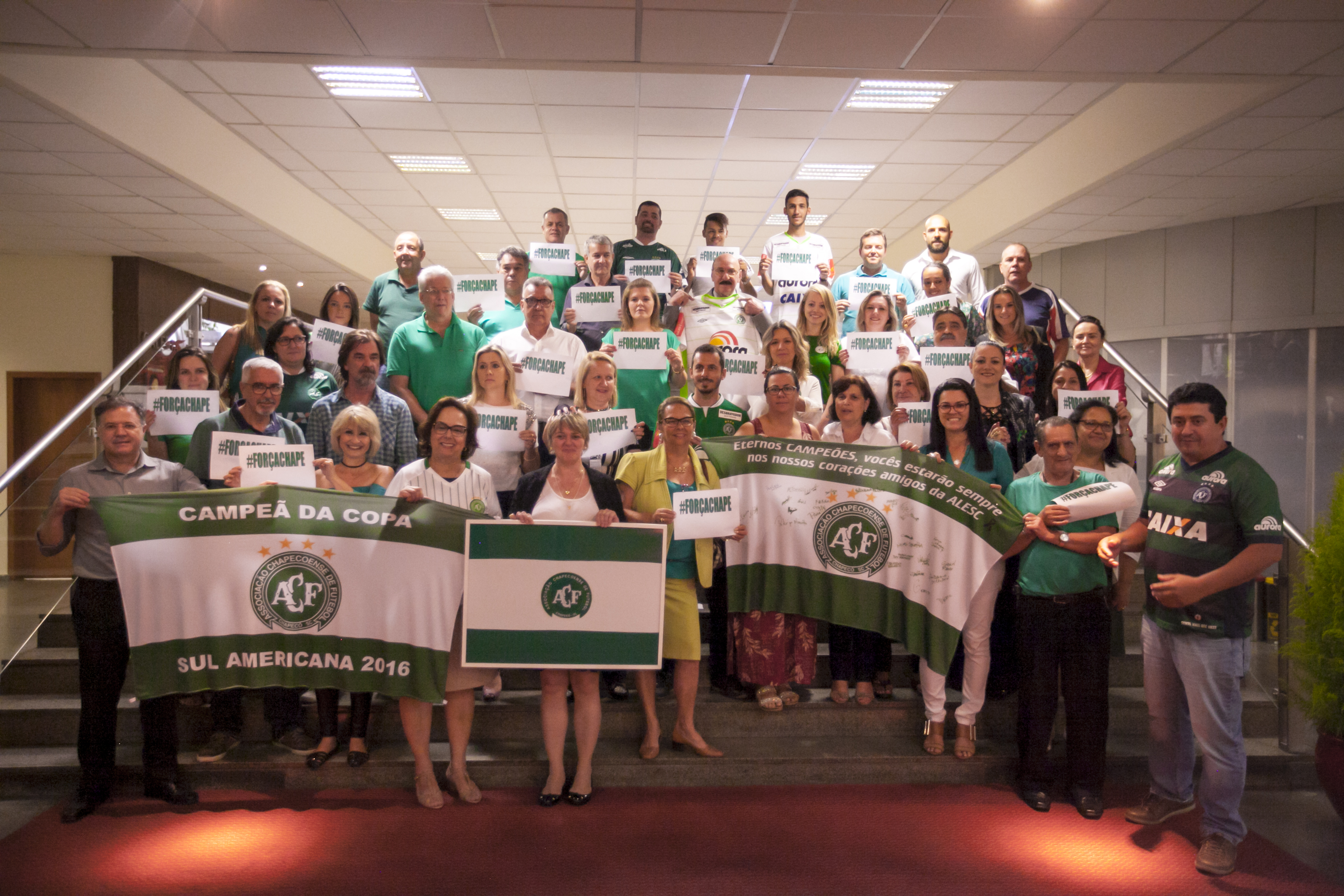 Servidores da ALESC prestam homenagens à Chapecoense