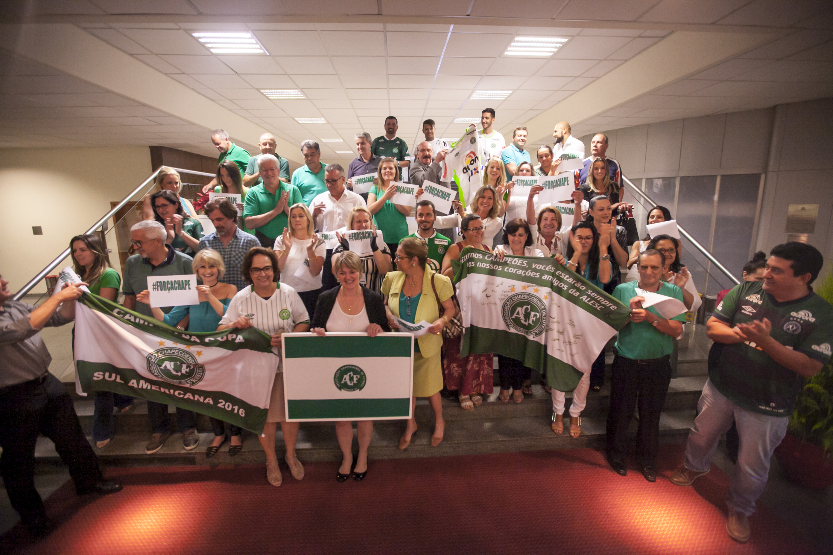 Servidores da ALESC prestam homenagens à Chapecoense