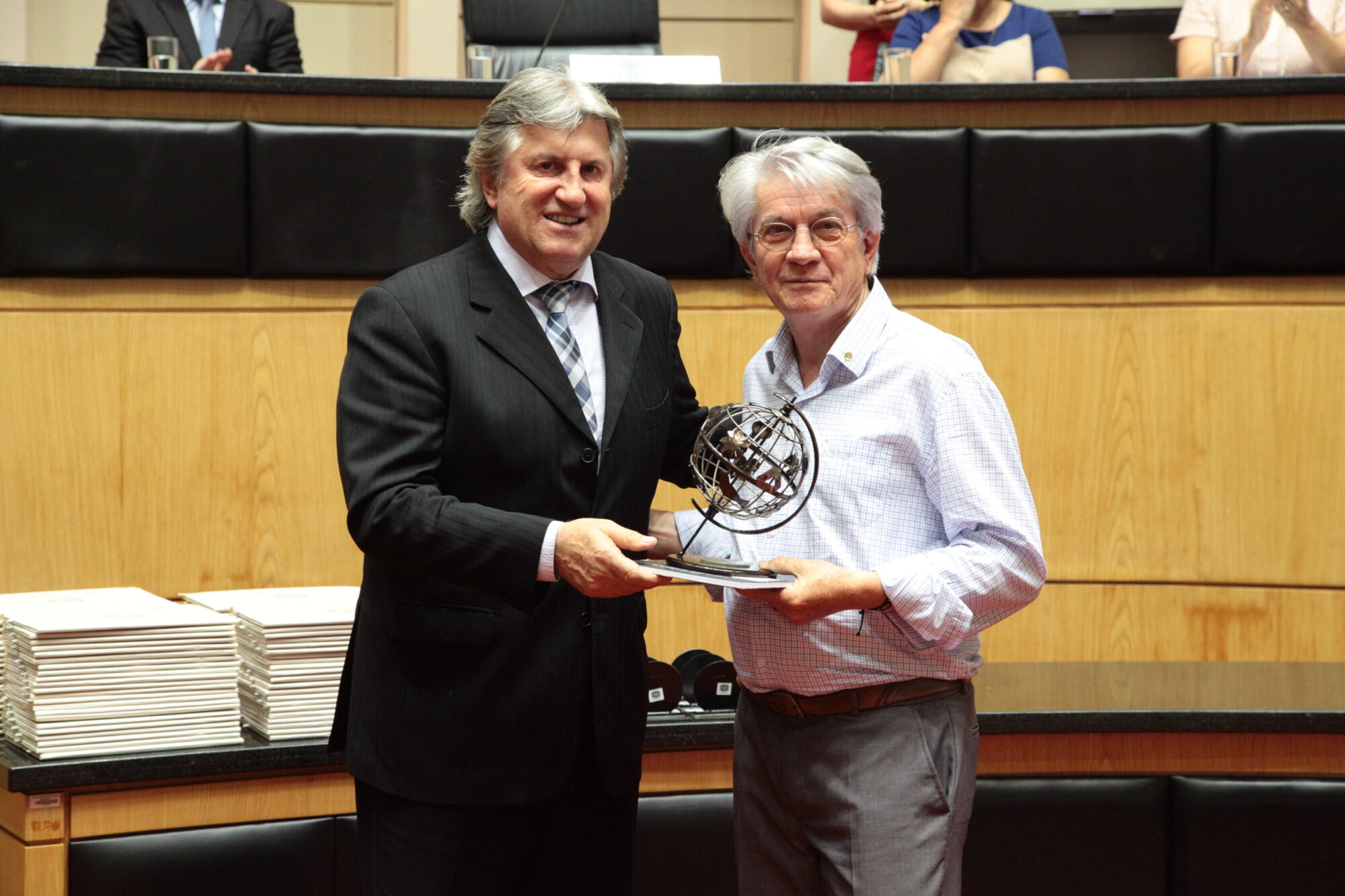 Deputado Leonel Pavan entrega troféu ao Padre Vilson Groh