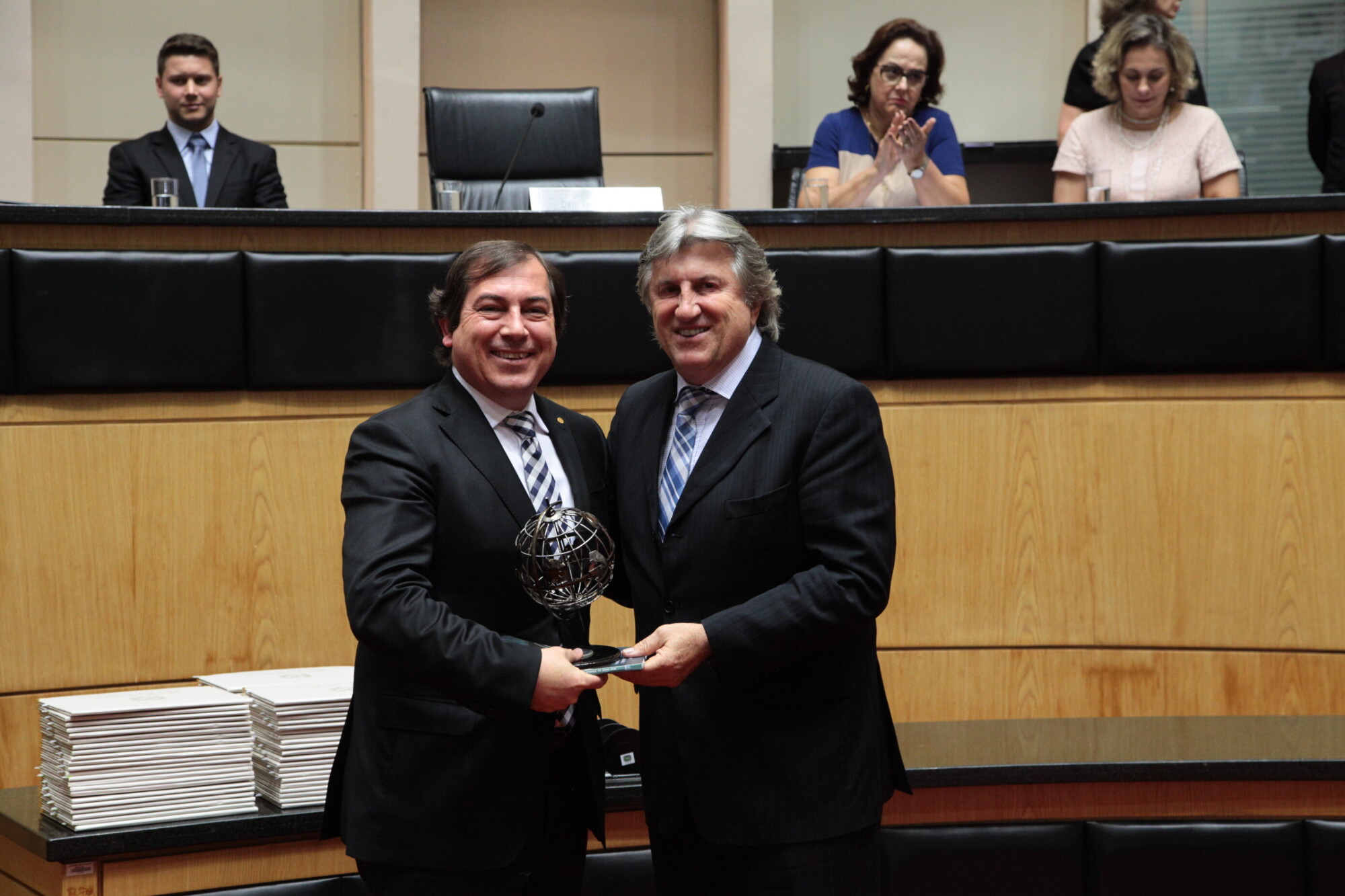 Deputado Leonel Pavan entrega troféu a Ilton Tarnovski, da Dudalina