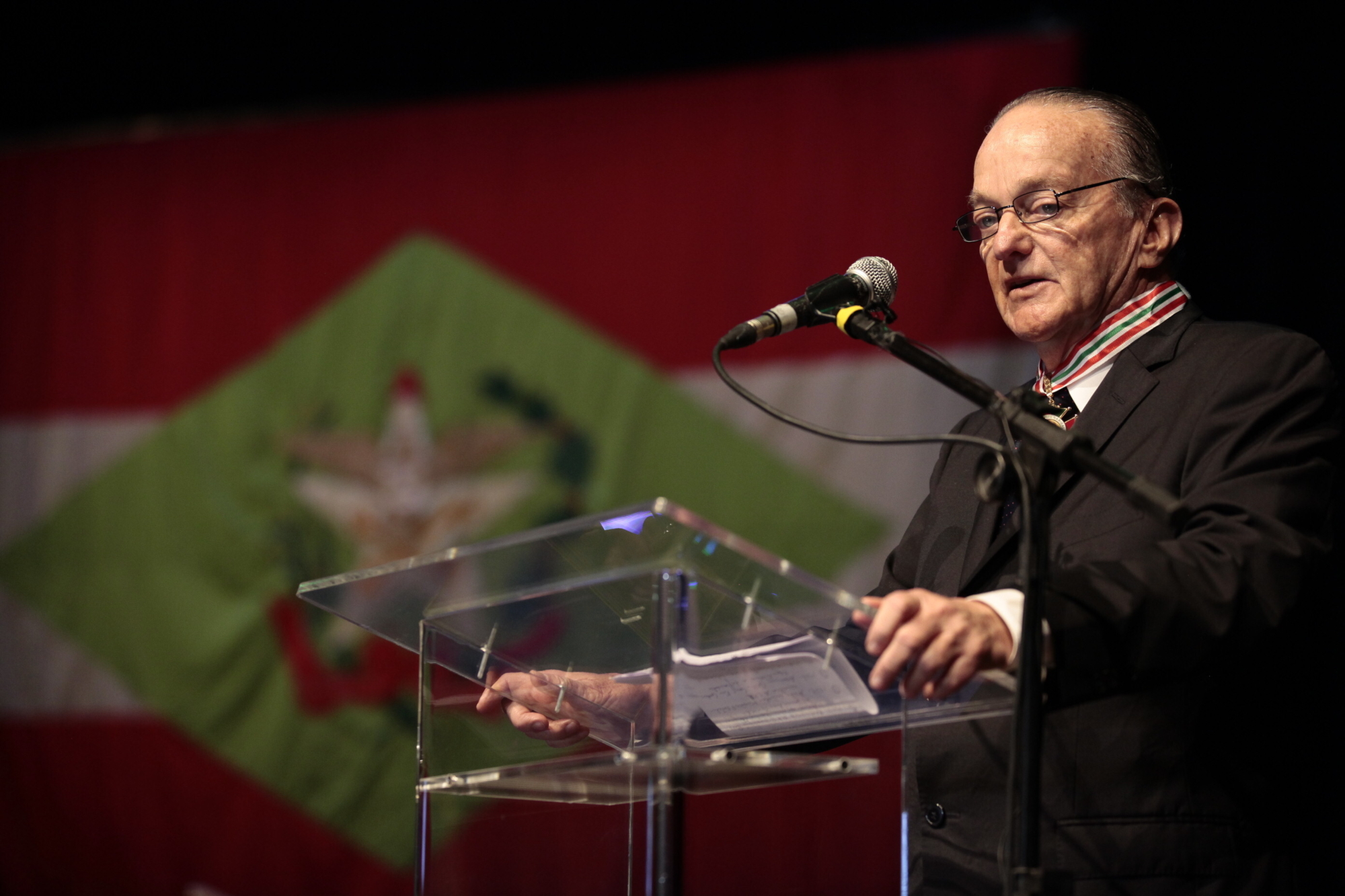 Ex-governador Jorge Bornhausen é homenageado com medalha Anita Garibaldi