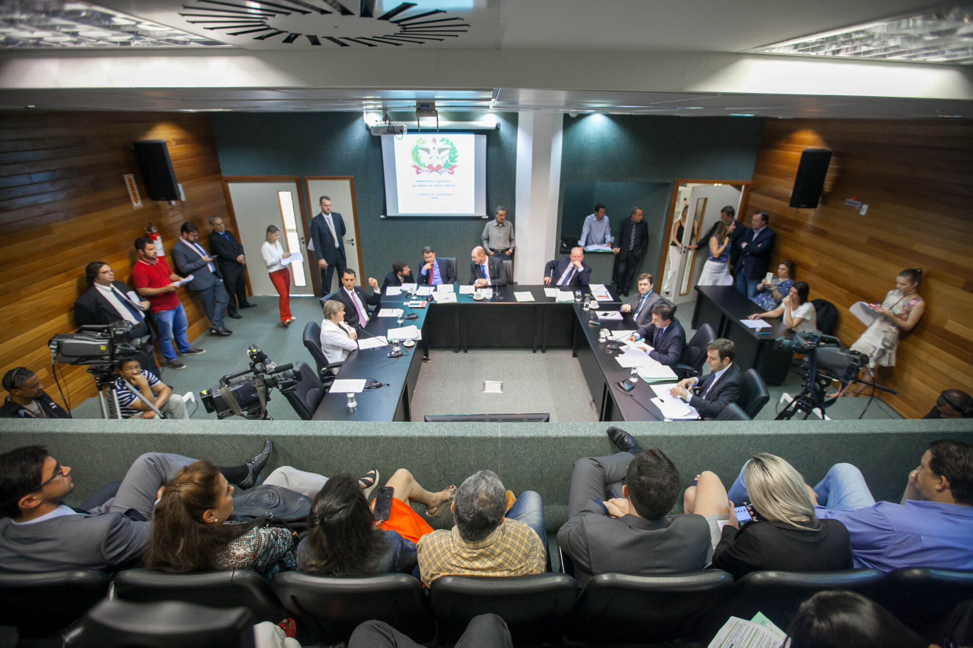 Com pauta extensa, CCJ aprova projeto sobre doações da Celesc