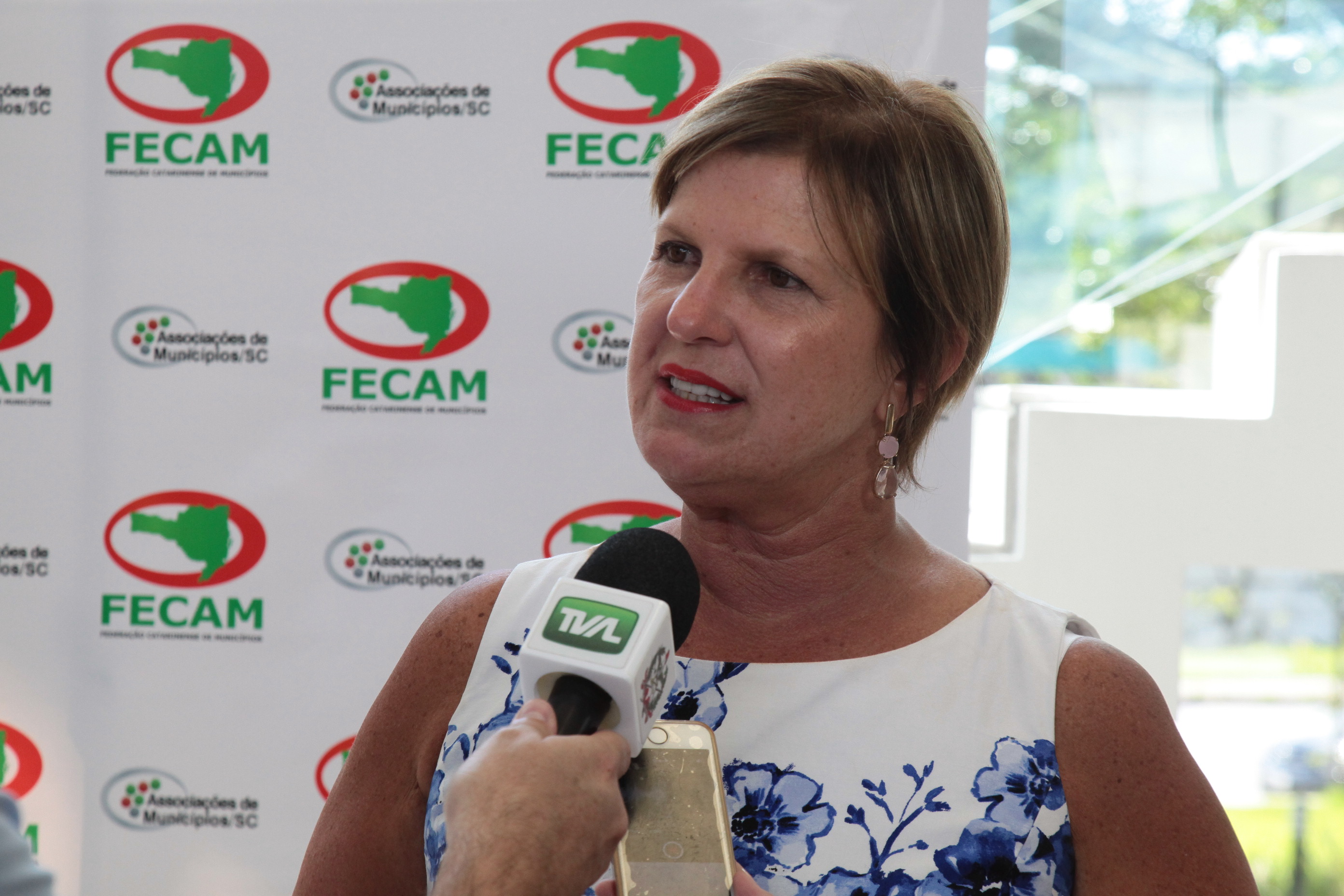Posse da nova diretoria da FECAM.  Presidente Adeliana Dal Pont.