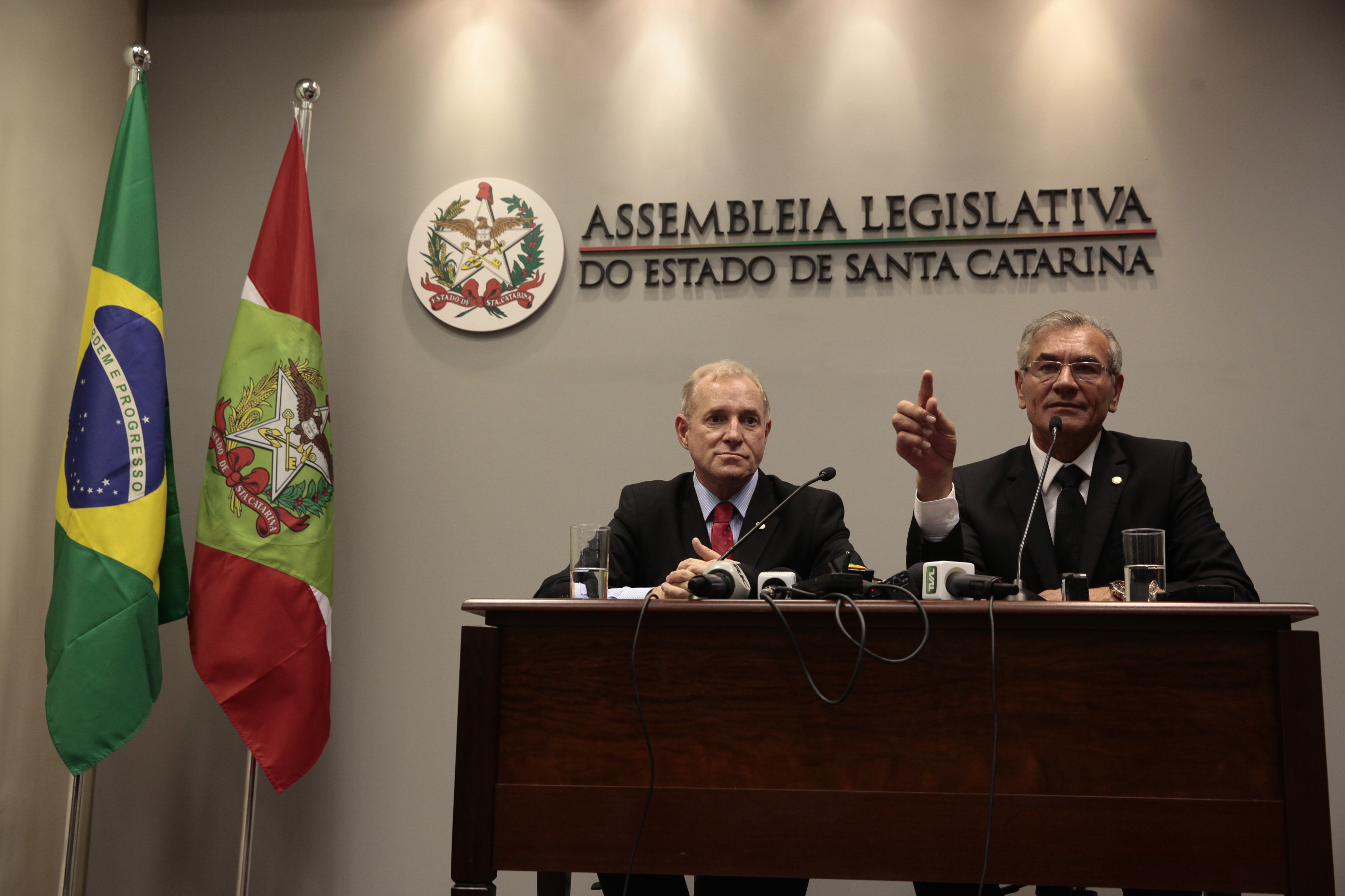 Presidente e Primeiro-Vice Concedem Entrevista Coletiva na Sala de Imprensa da Alesc.