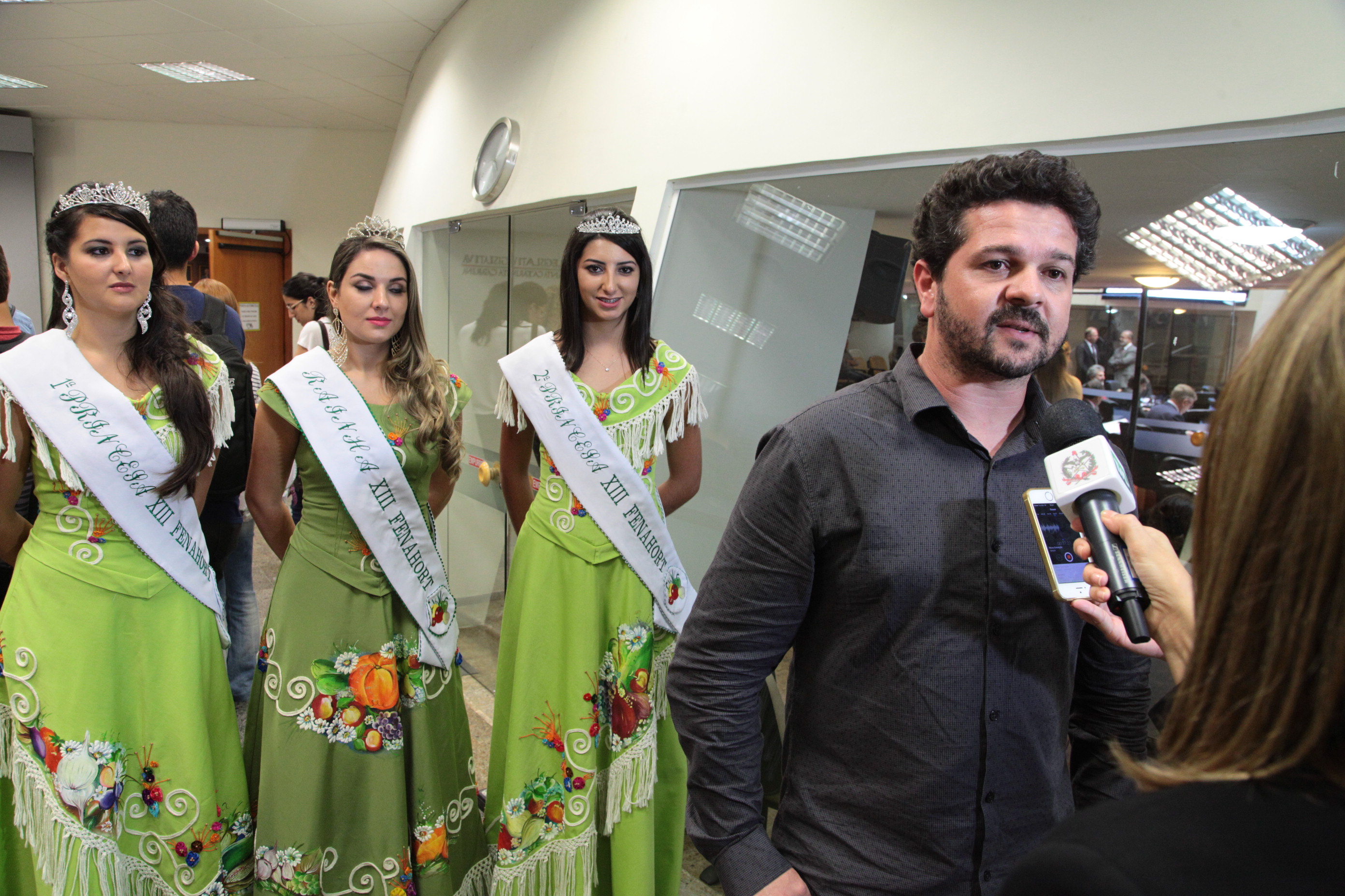 Plenário Osni Régis - Visita das Soberanas da Festa das Hortaliças