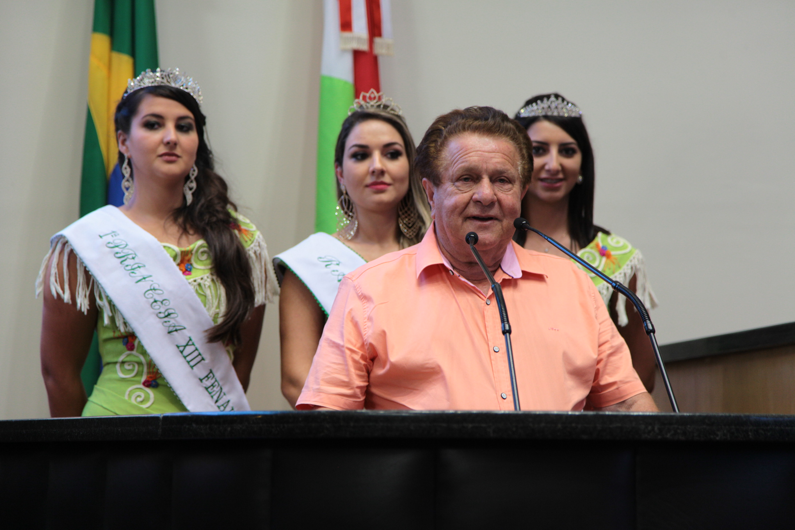 Plenário Osni Régis - Visita das Soberanas da Festa das Hortaliças e prefeito Antônio Zilli