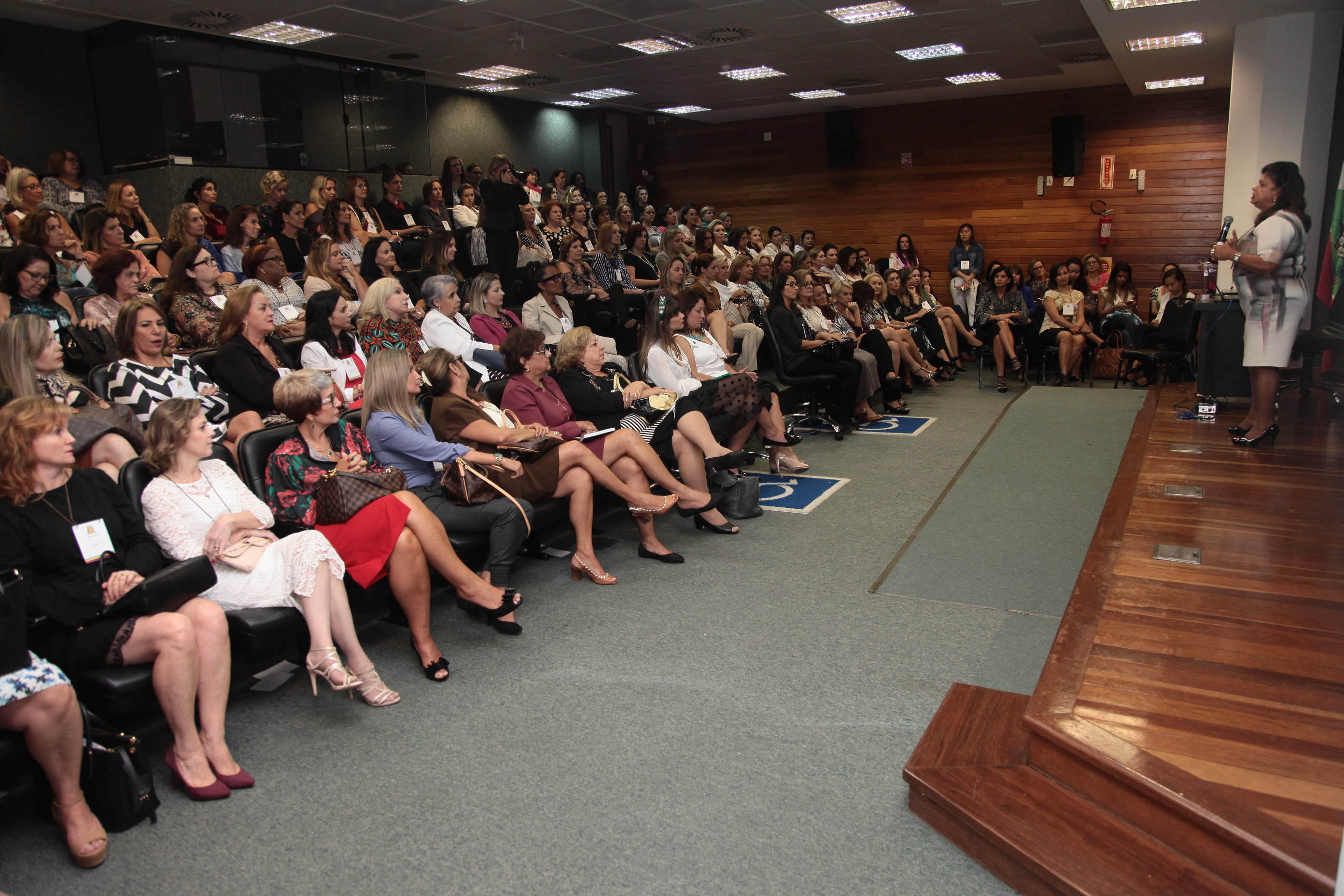 Movimento Mulheres do Brasil.