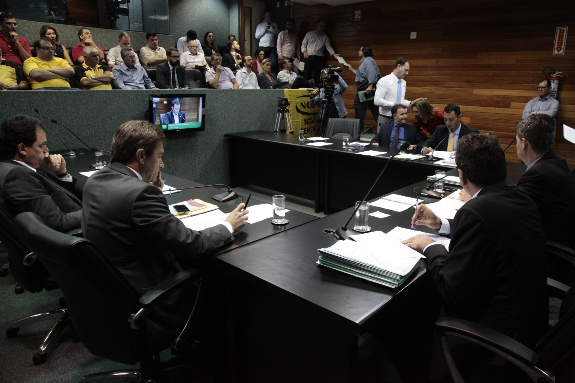 CCJ aprova projeto que reajusta salário mínimo regional