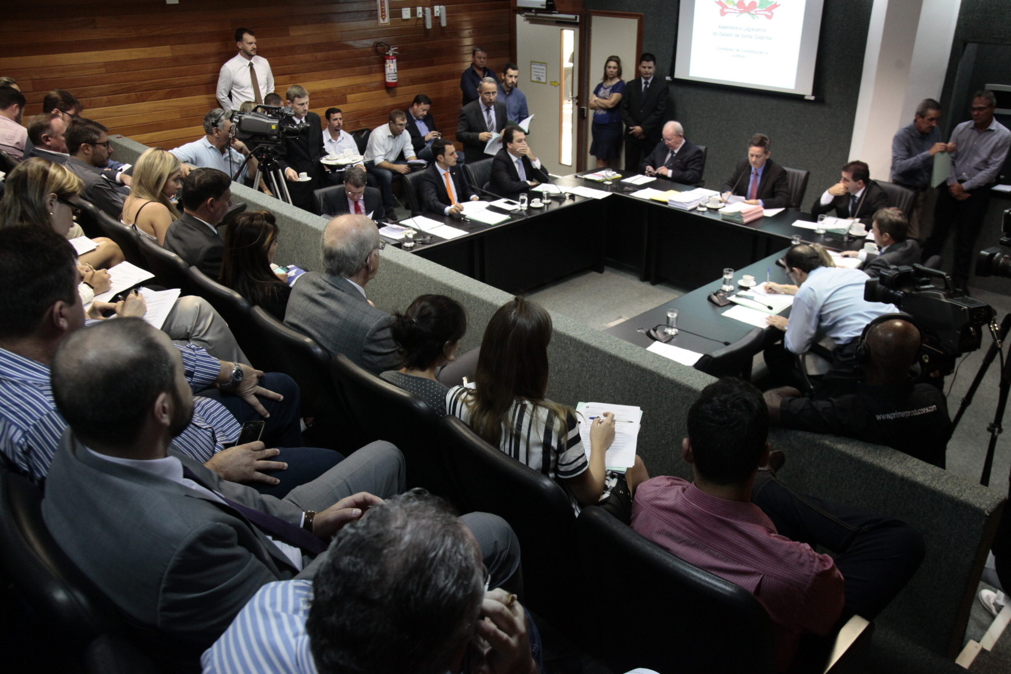 CCJ admite PEC que limita a aposentadoria concedida pelo estado a ex-governadores