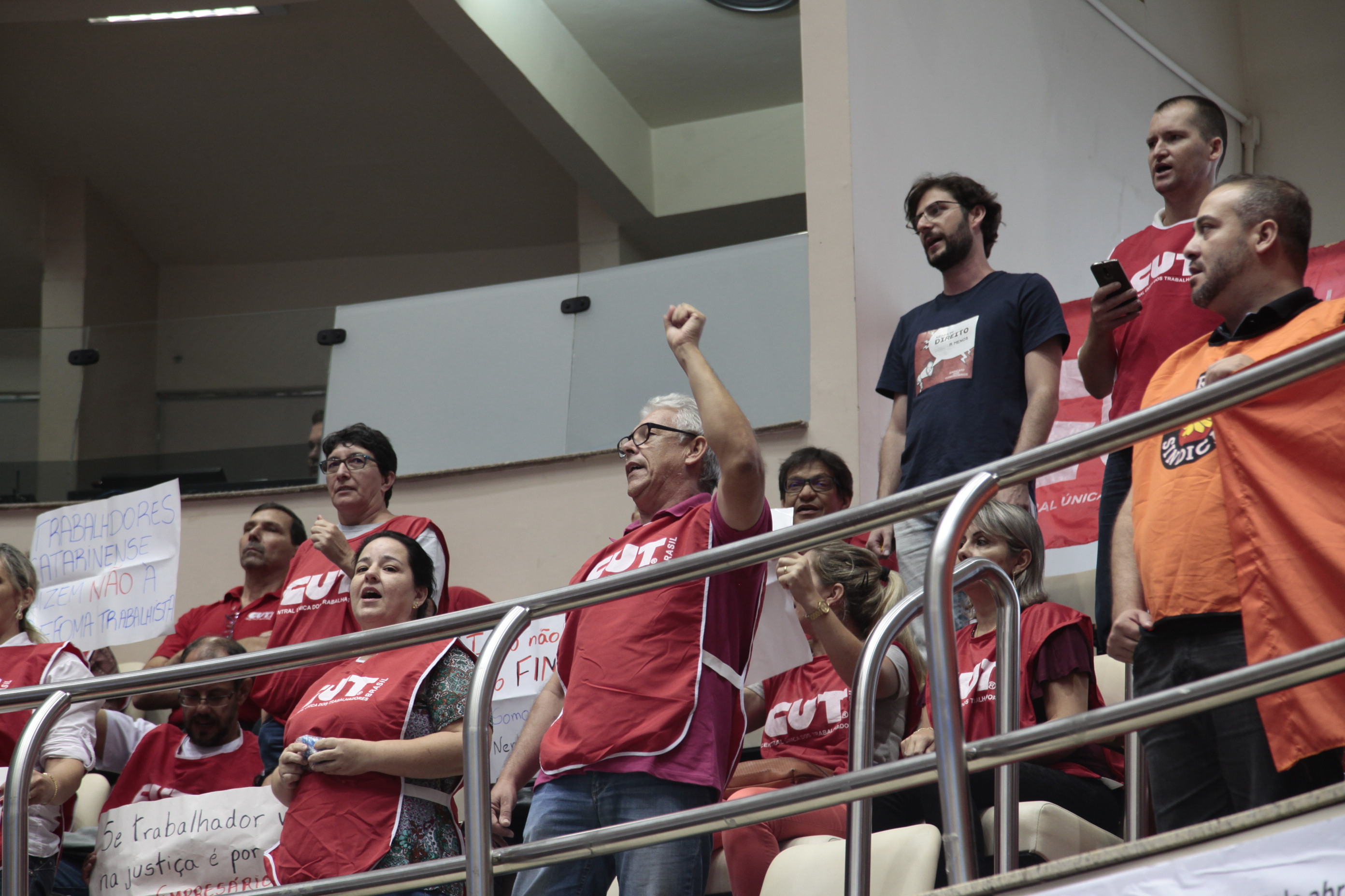 Protesto nas Galerias da Alesc Interrompe Fórum Sobre a Reforma Trabalhista.