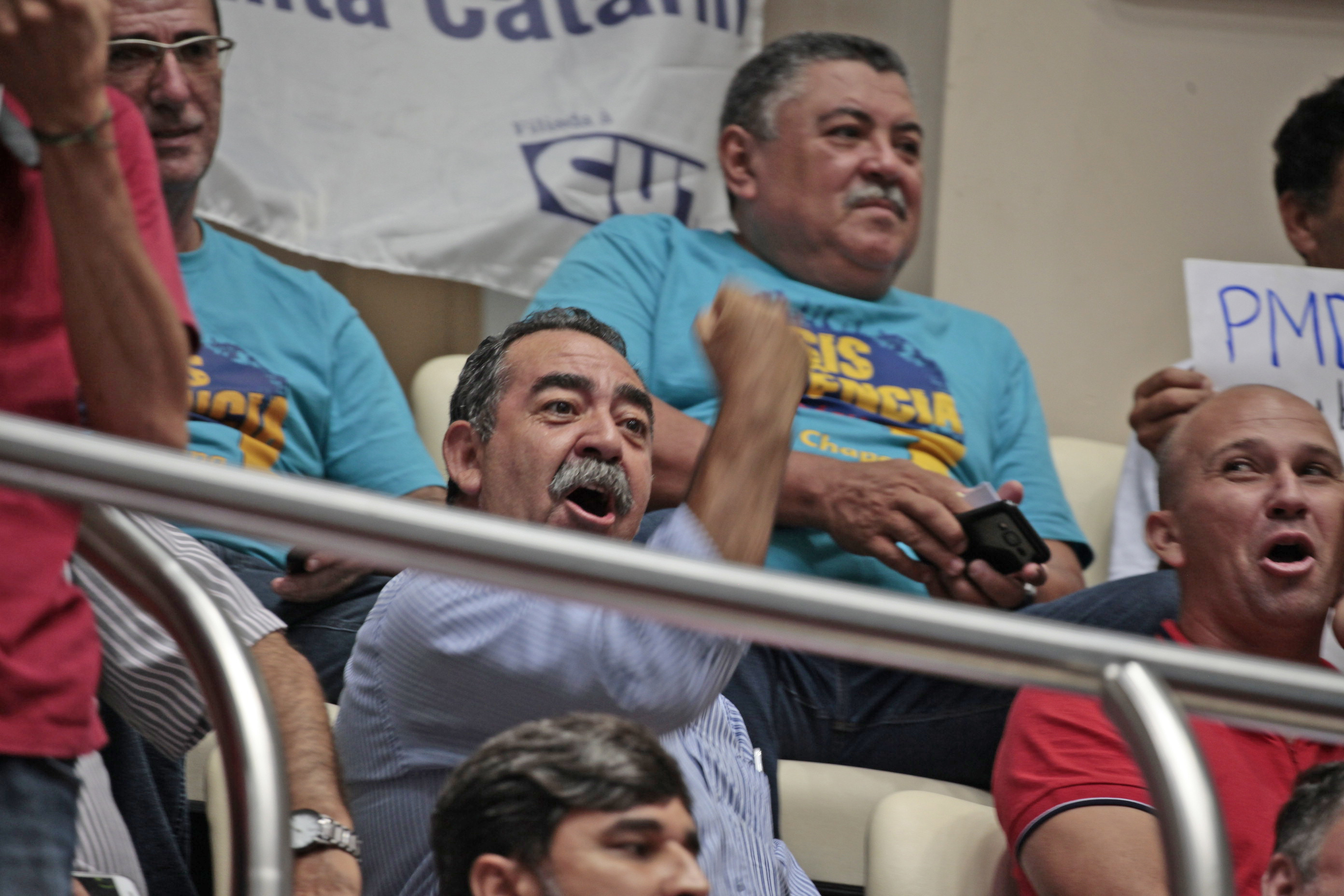 Protesto nas Galerias da Alesc Interrompe Fórum Sobre a Reforma Trabalhista.