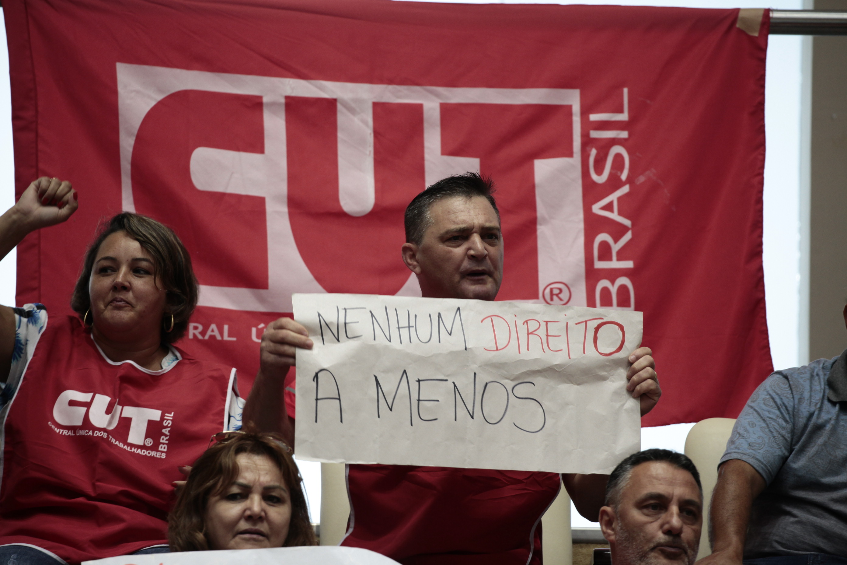Protesto nas Galerias da Alesc Interrompe Fórum Sobre a Reforma Trabalhista.