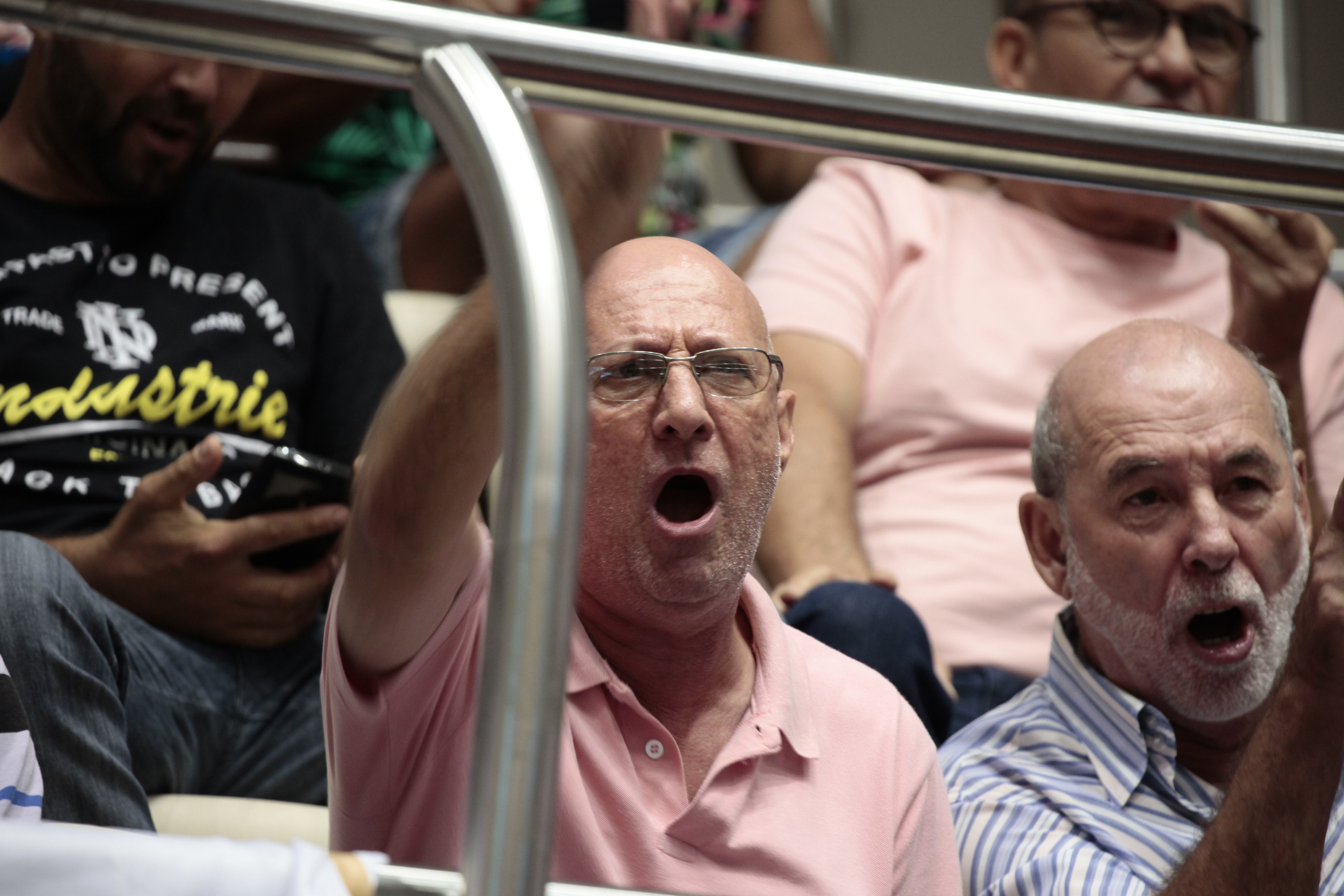 Protesto nas Galerias da Alesc Interrompe Fórum Sobre a Reforma Trabalhista.
