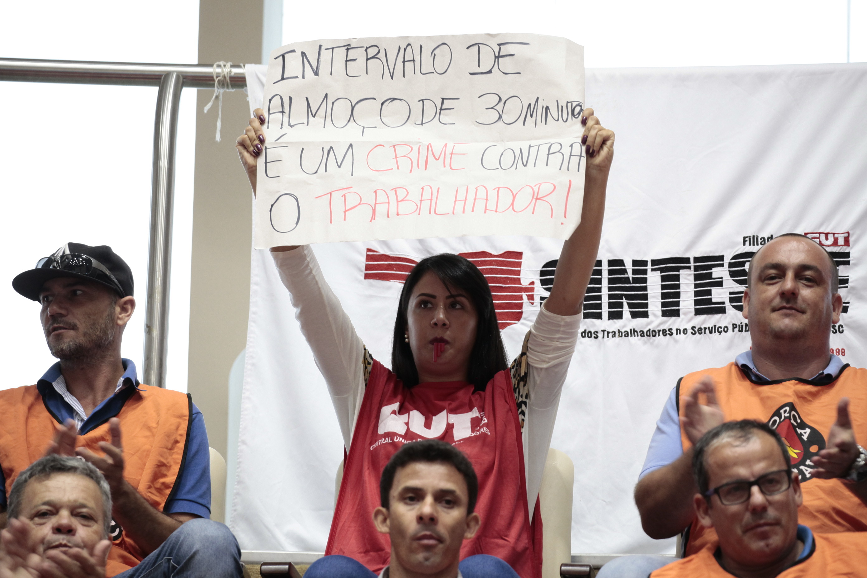 Protesto nas Galerias da Alesc Interrompe Fórum Sobre a Reforma Trabalhista.