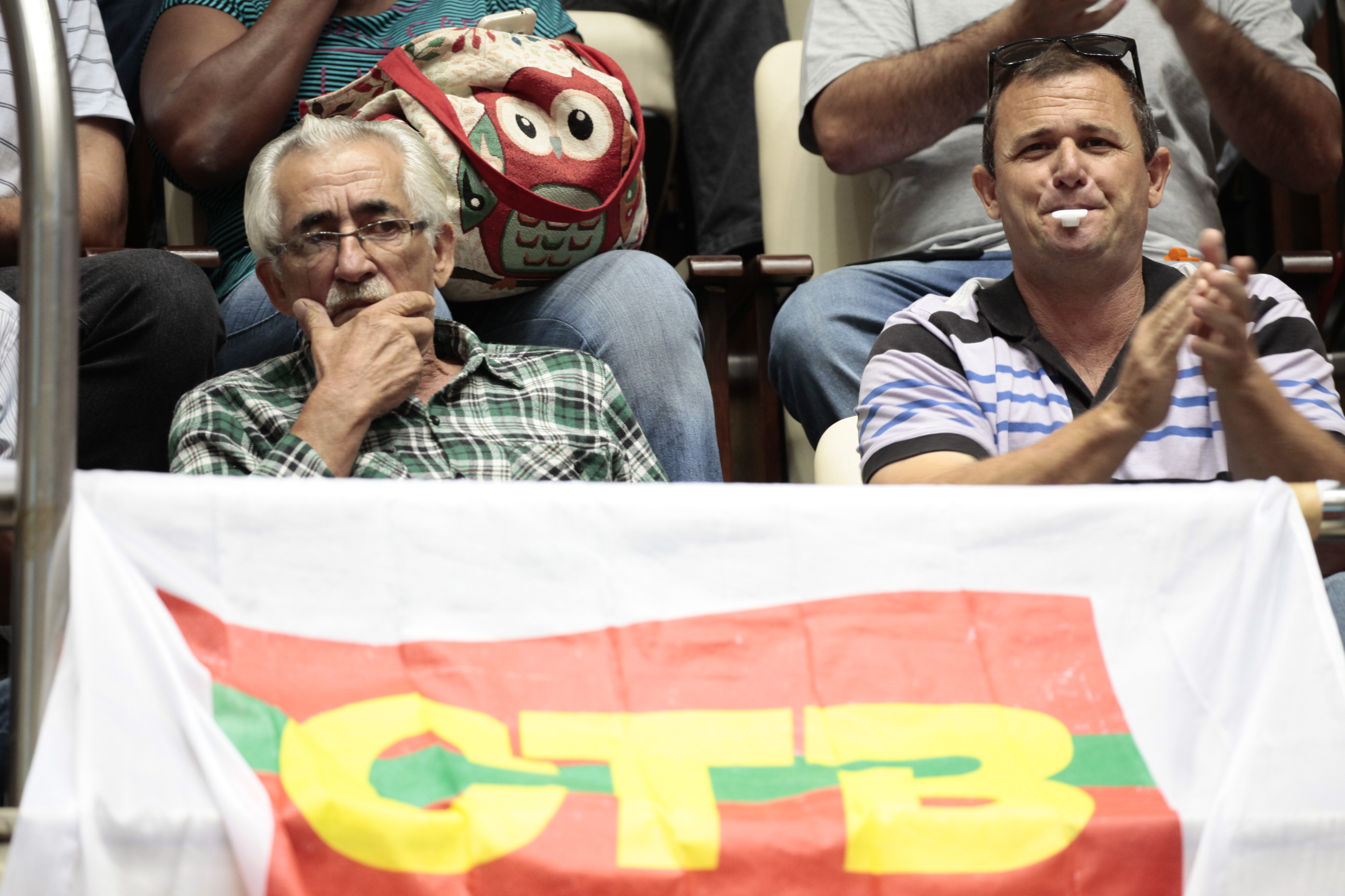 Protesto nas Galerias da Alesc Interrompe Fórum Sobre a Reforma Trabalhista.