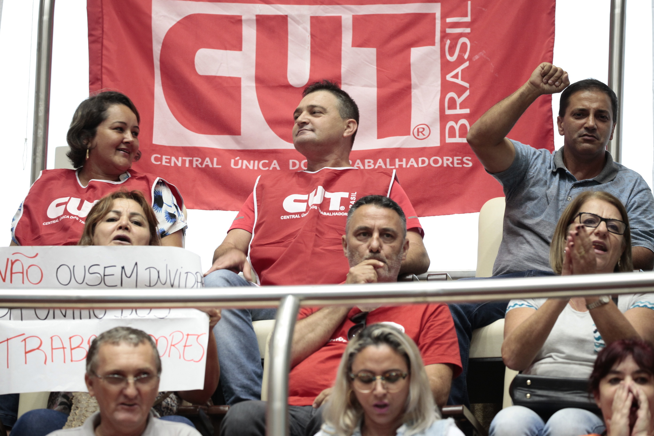 Protesto nas Galerias da Alesc Interrompe Fórum Sobre a Reforma Trabalhista.
