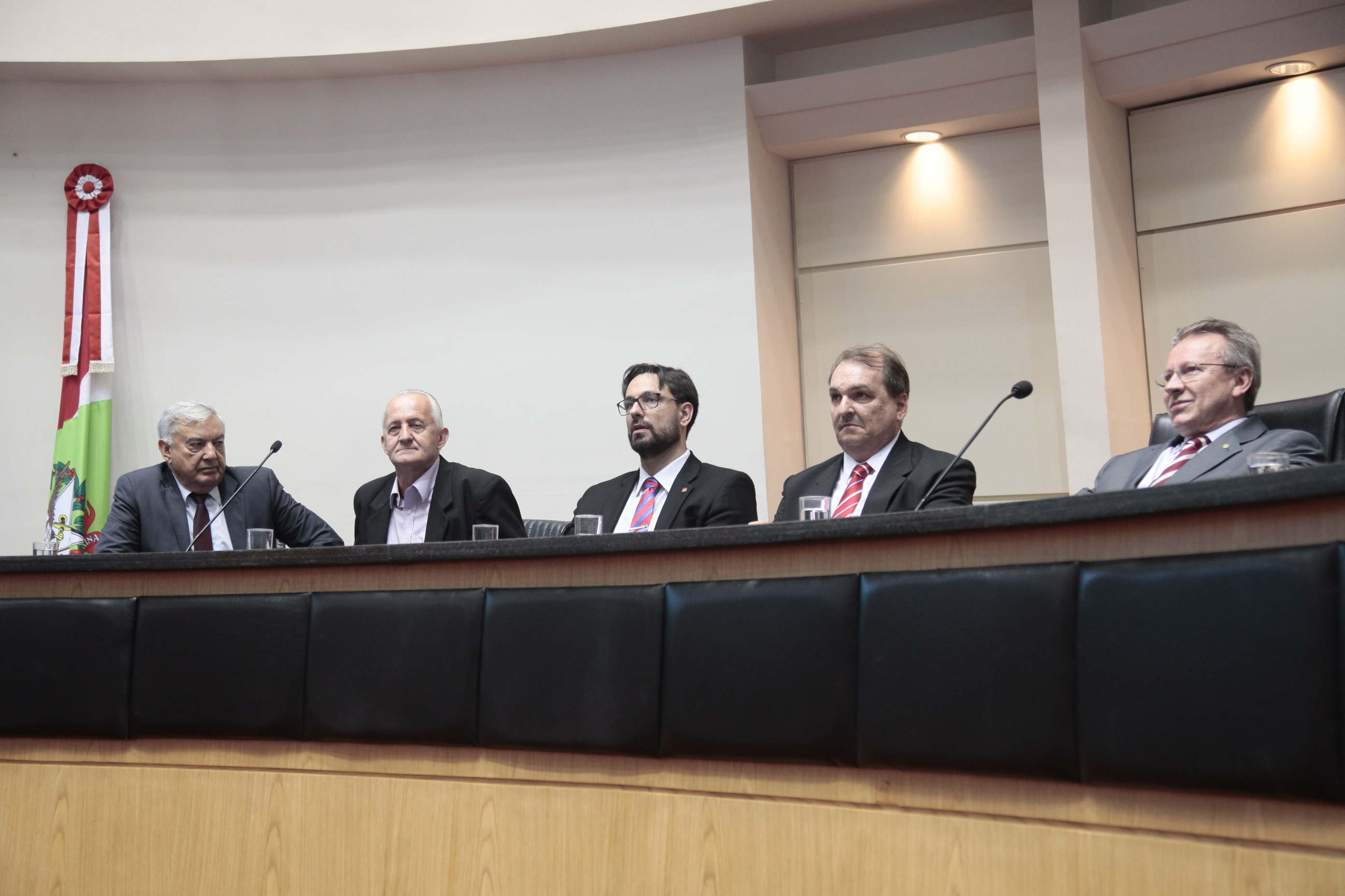 Protesto nas Galerias da Alesc Interrompe Fórum Sobre a Reforma Trabalhista.