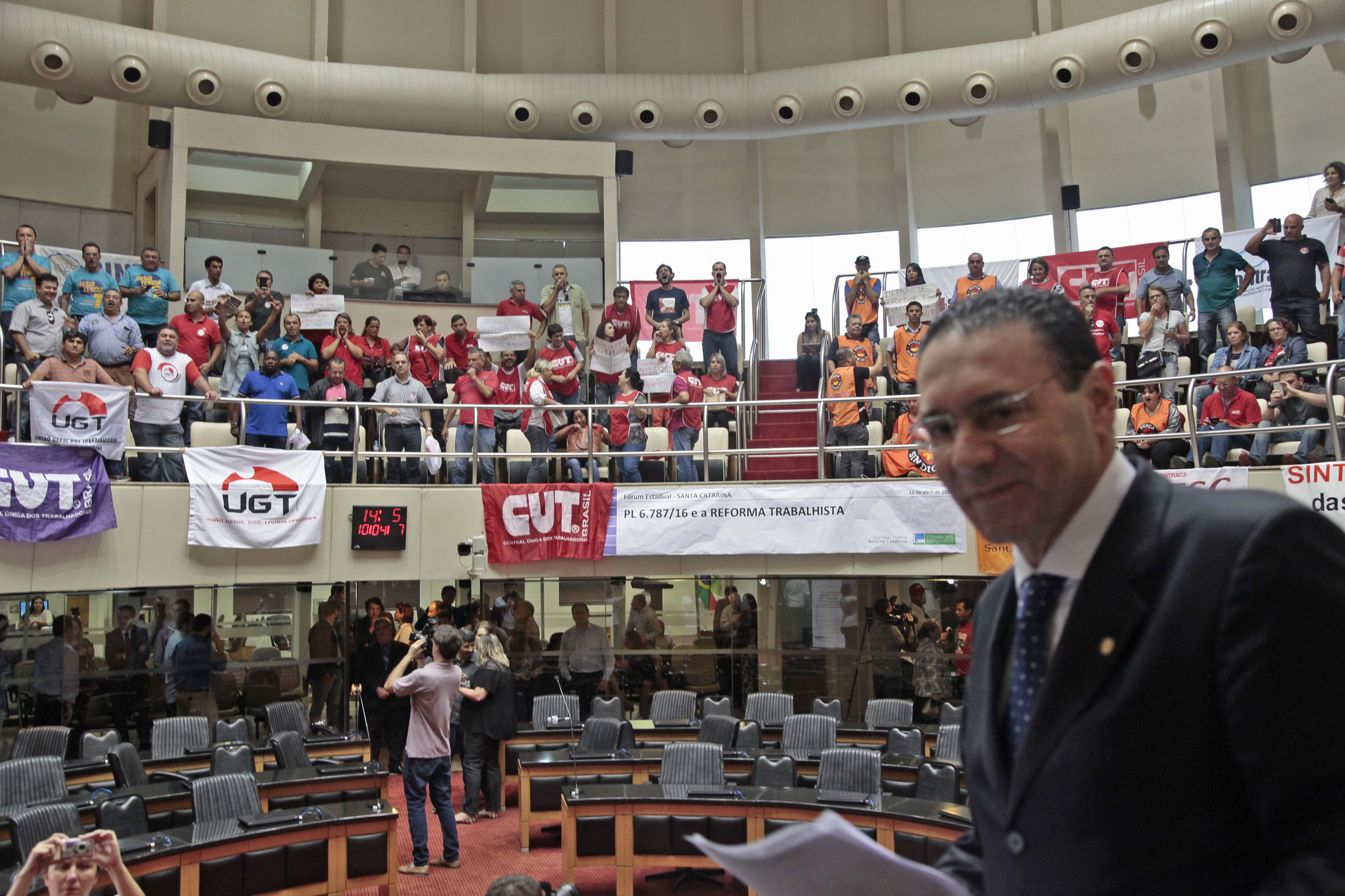 Protesto nas Galerias da Alesc Interrompe Fórum Sobre a Reforma Trabalhista.