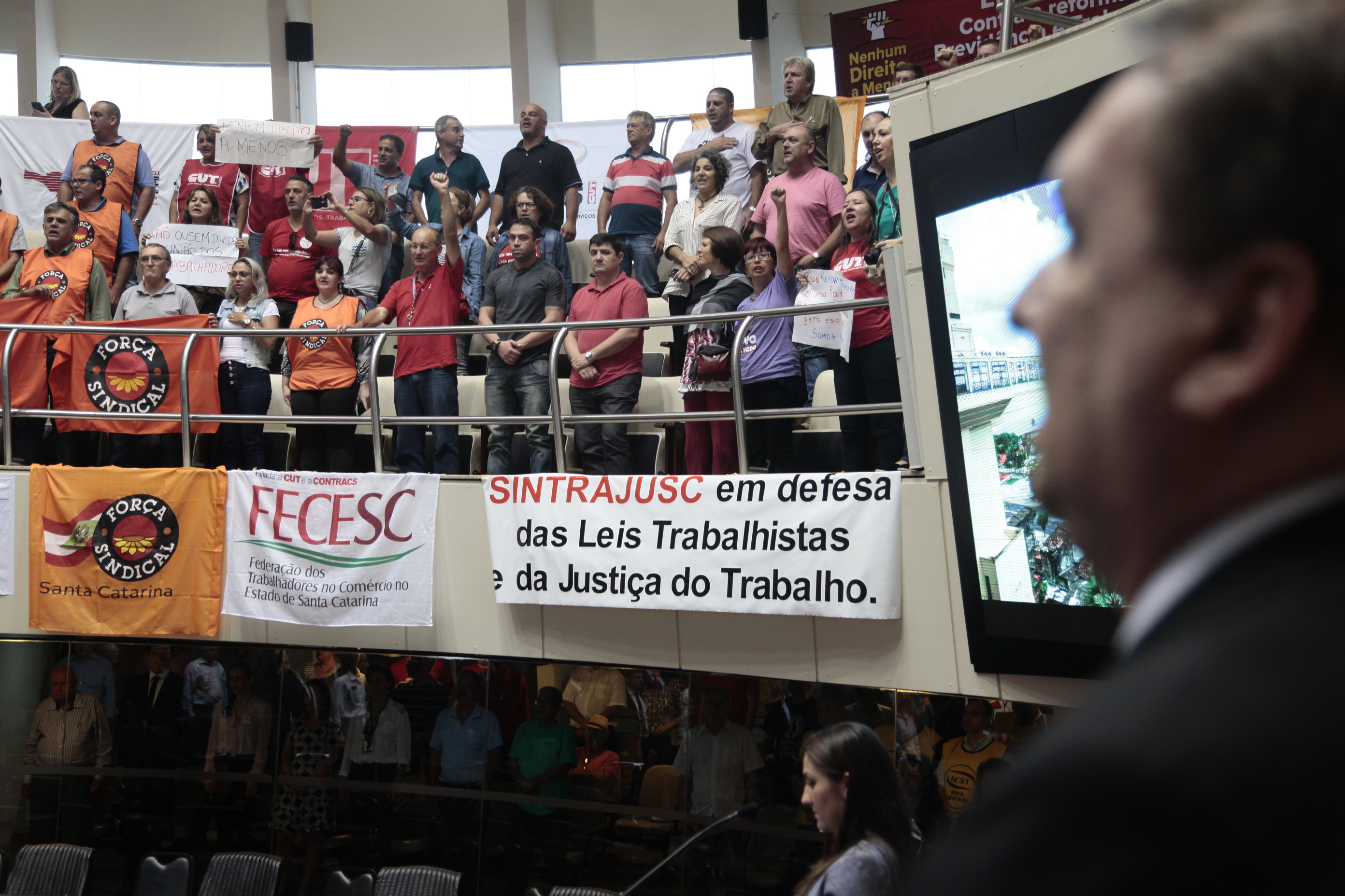 Protesto nas Galerias da Alesc Interrompe Fórum Sobre a Reforma Trabalhista.