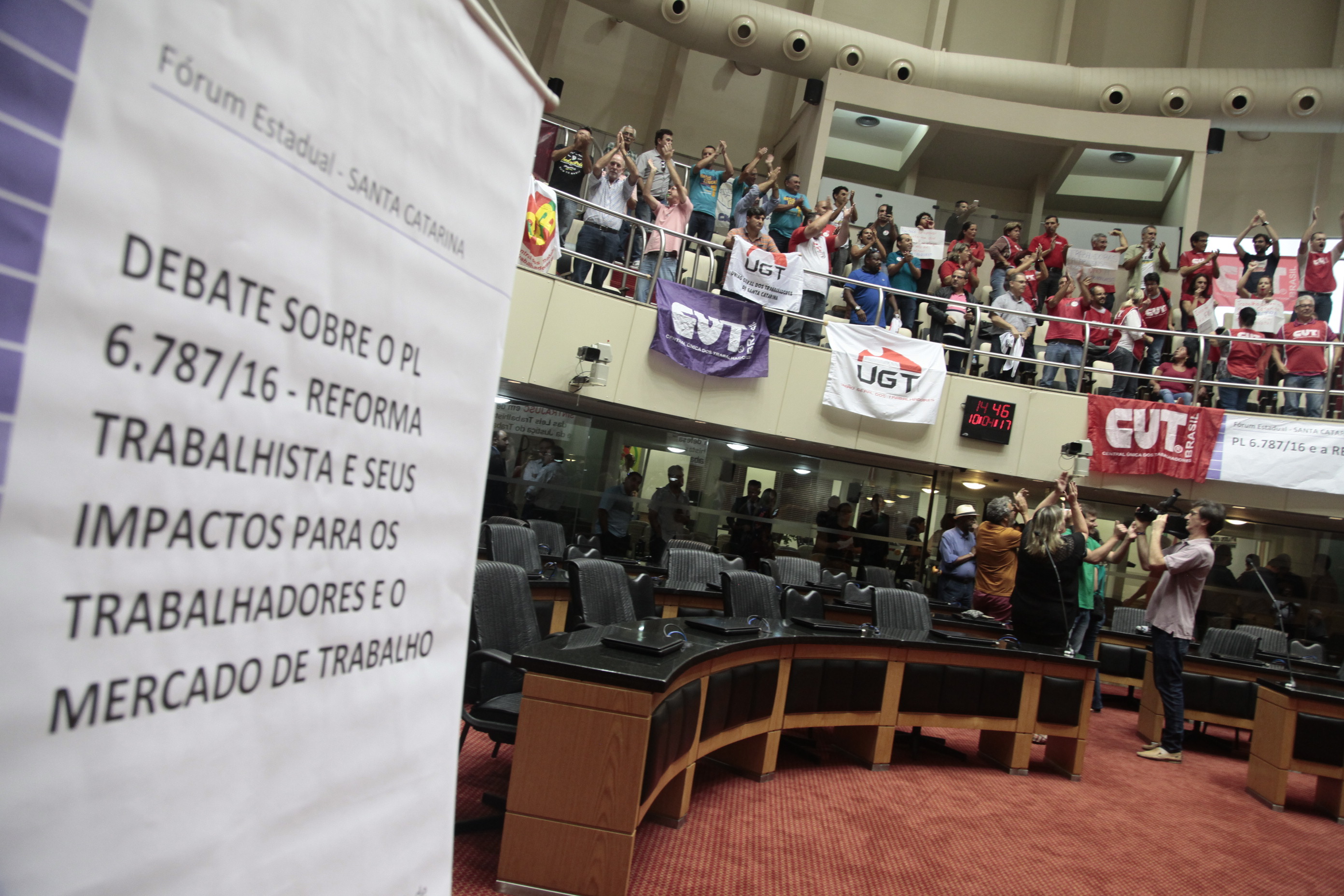 Protesto nas Galerias da Alesc Interrompe Fórum Sobre a Reforma Trabalhista.