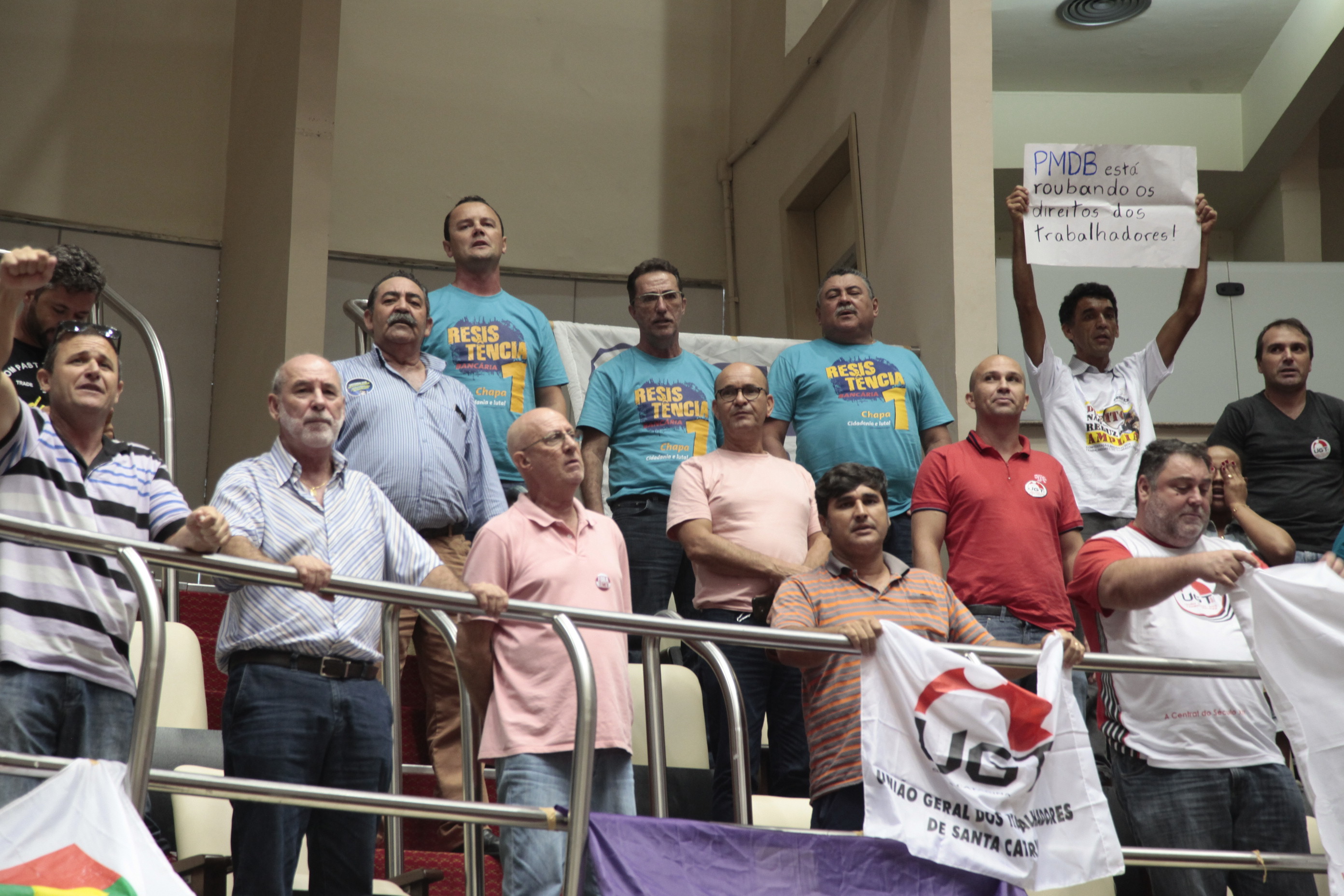 Protesto nas Galerias da Alesc Interrompe Fórum Sobre a Reforma Trabalhista.