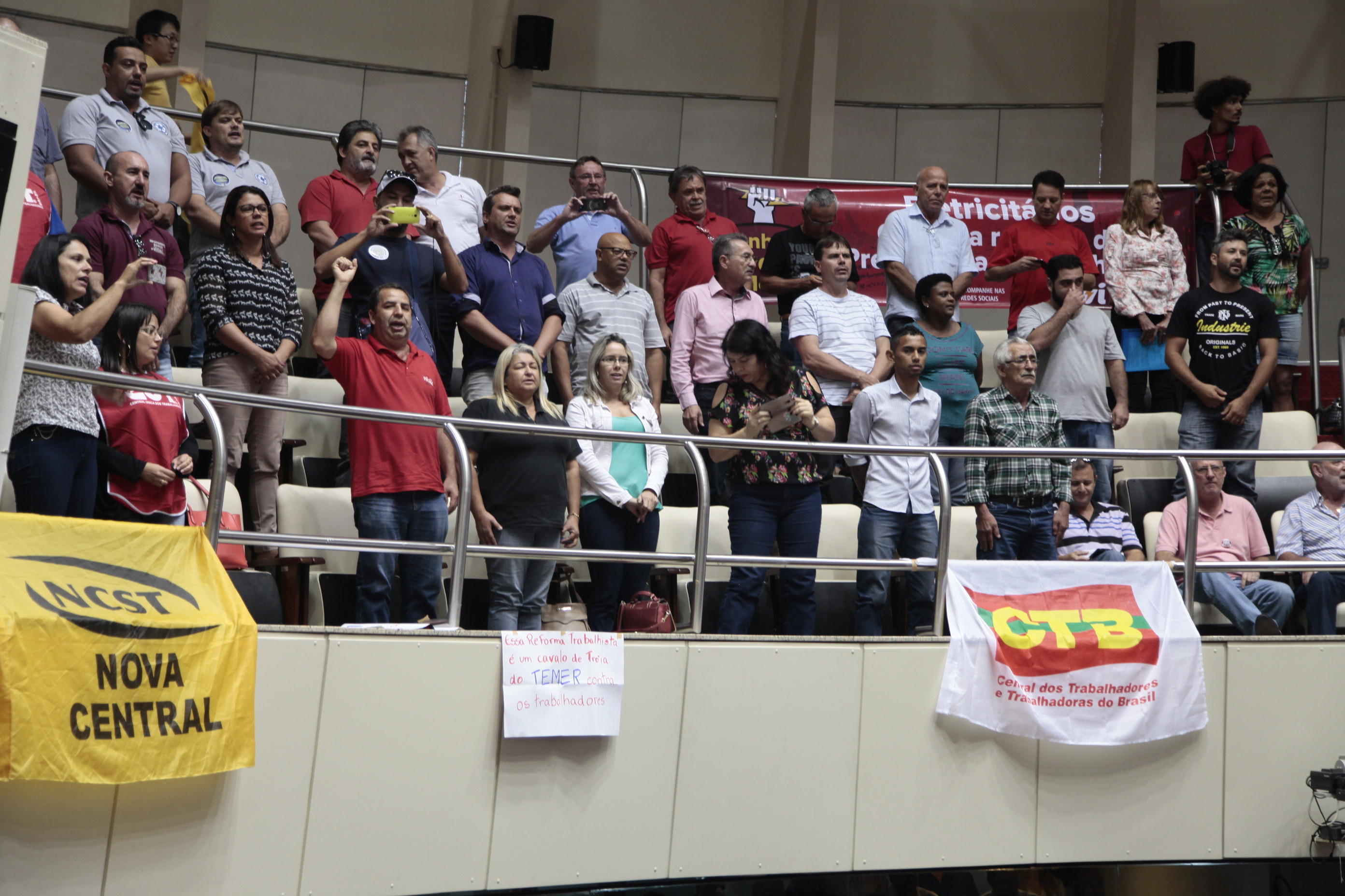 Protesto nas Galerias da Alesc Interrompe Fórum Sobre a Reforma Trabalhista.