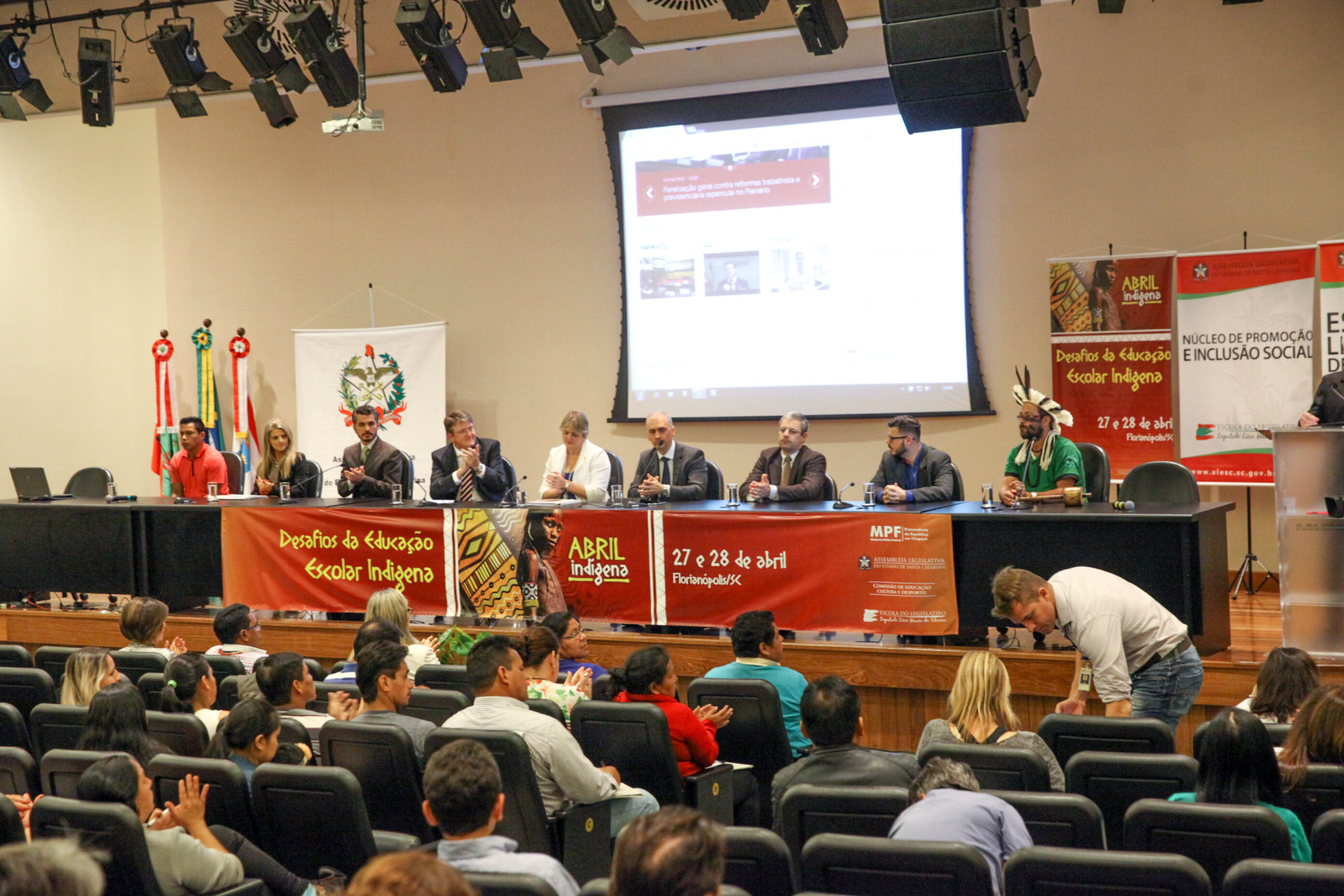 Autoridades debatem criação do cargo de professor indígena