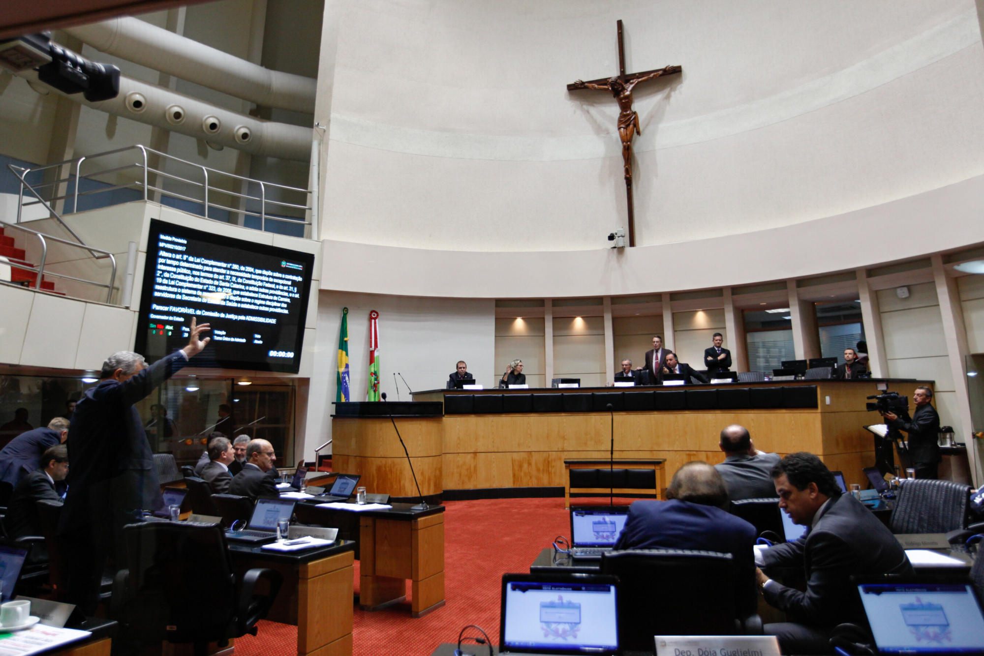 Plenário derruba cinco vetos e admite MP sobre contratações na saúde