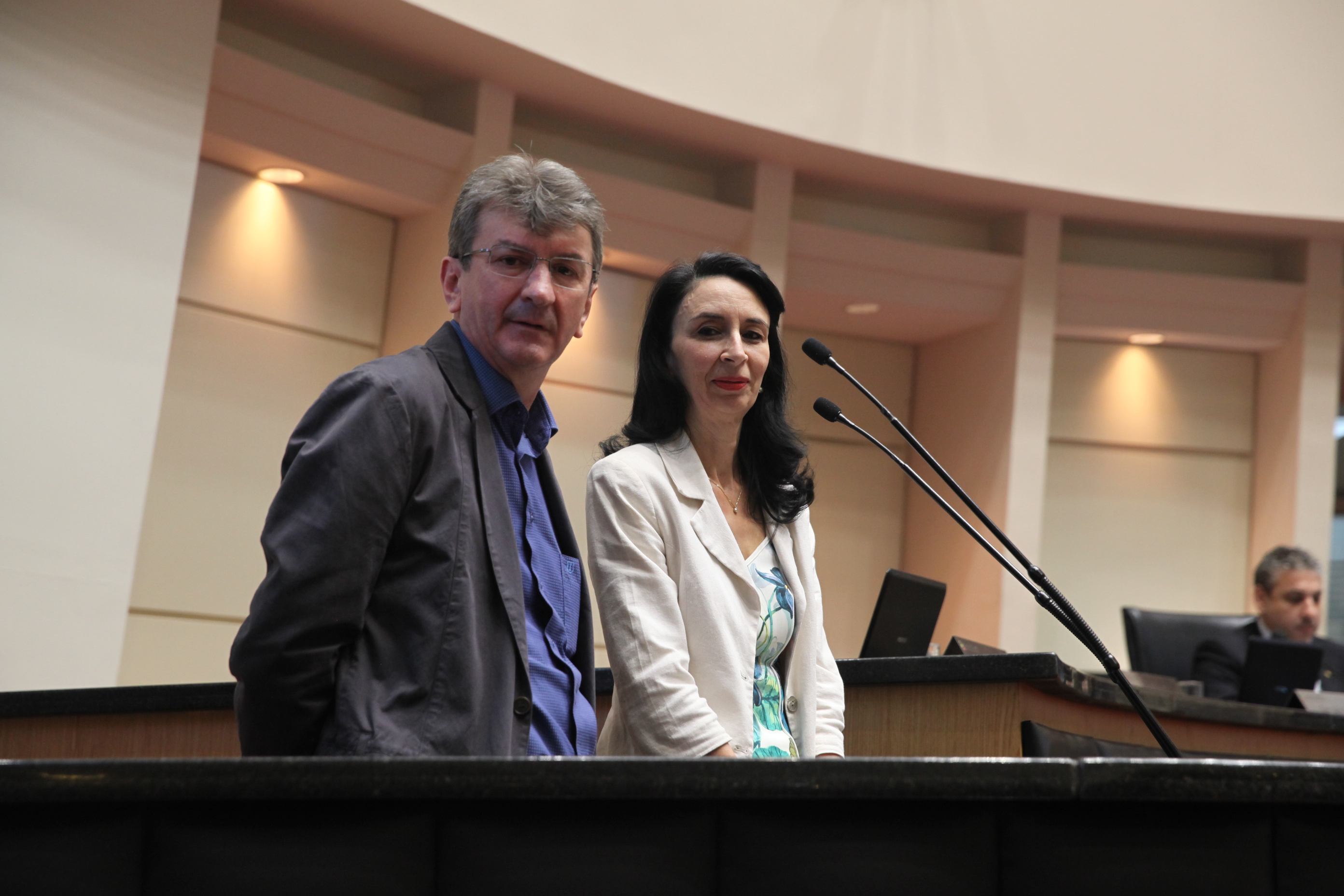Prefeito de Capinzal Nilvo Dorini e Giana Martin, Diretora da EEB Marter Dolorum. Sessão Ordinária. Foto: Miriam Zomer