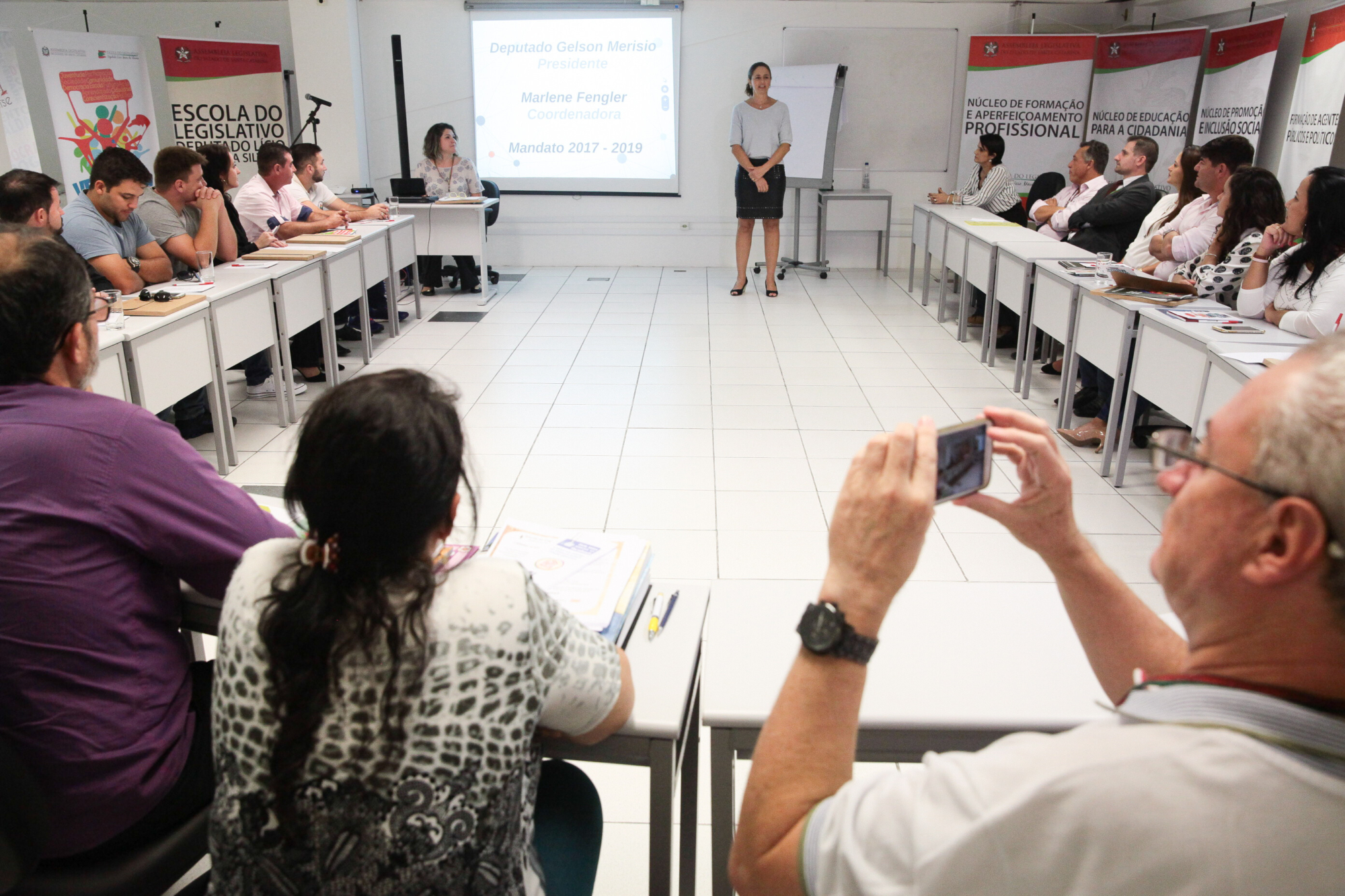 Escola reúne representantes de câmaras com objetivo de ampliar projetos