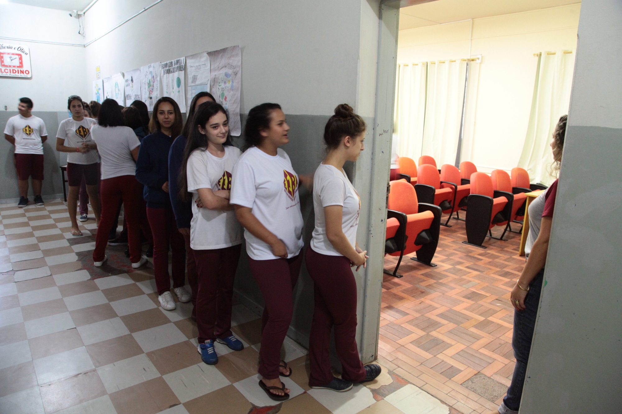 Estudantes esperam para participar do processo de votação.