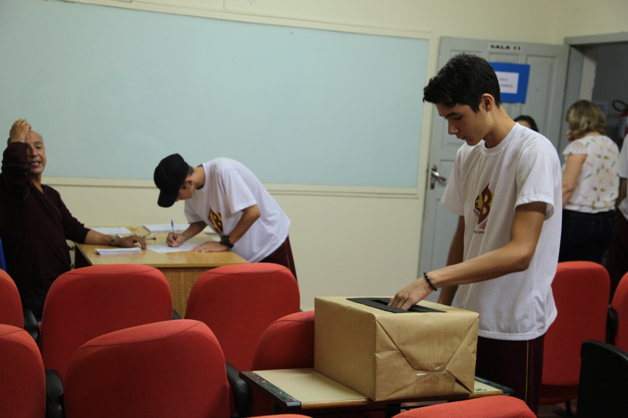 Parlamento Jovem promove eleições simultâneas em escolas de oito regiões de SC