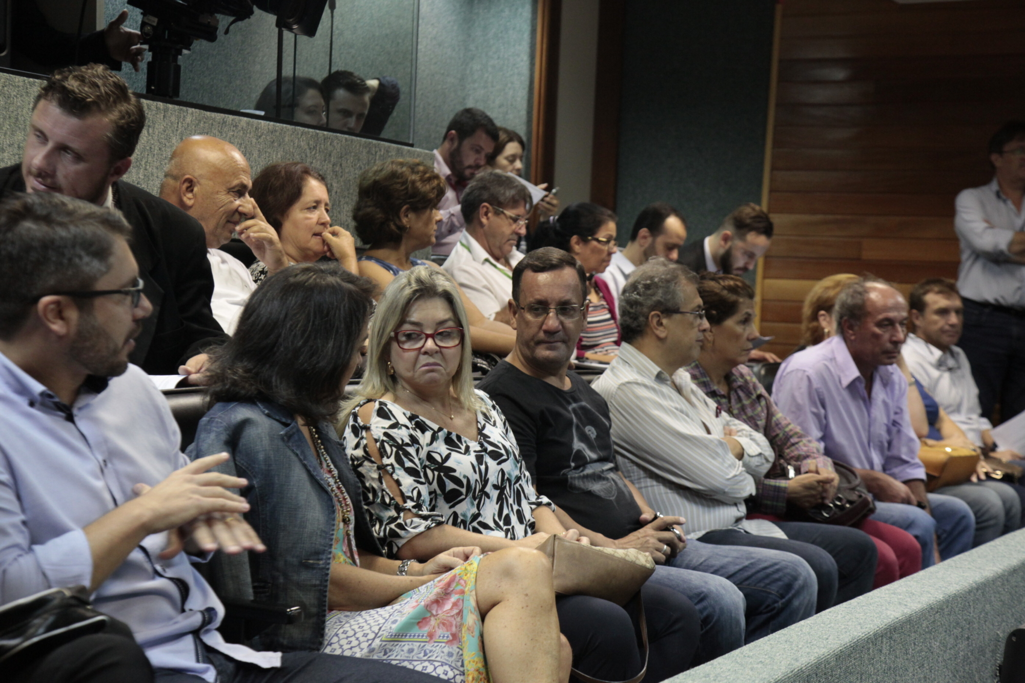 Servidores da Cohab e da Codesc acompanharam reunião da comissão