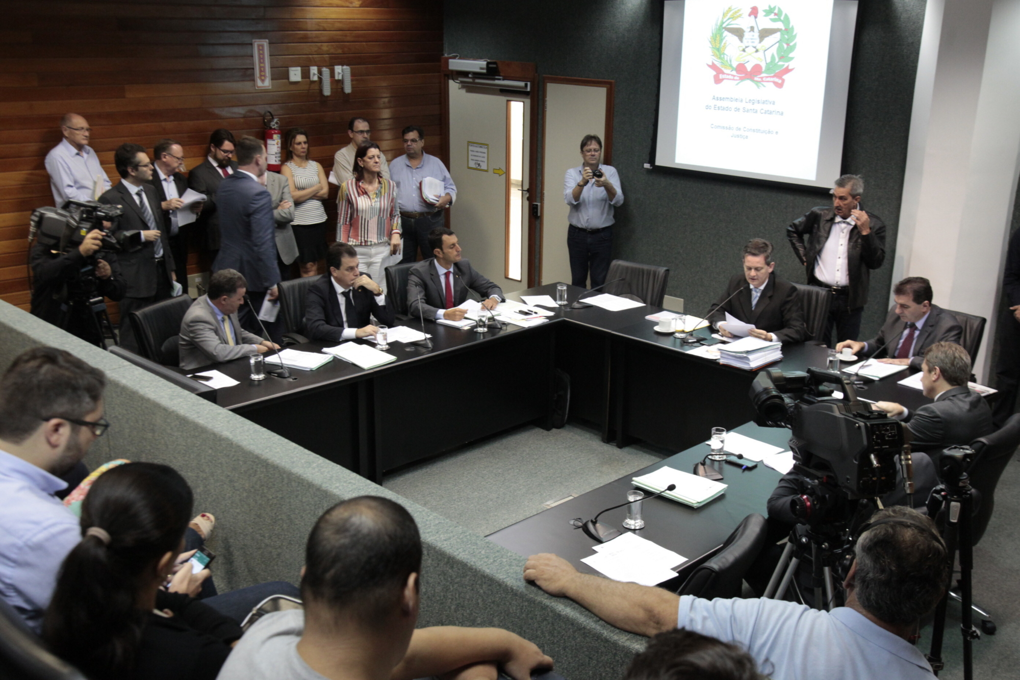 Proposta de extinção da Cohab e Codesc avança nas comissões