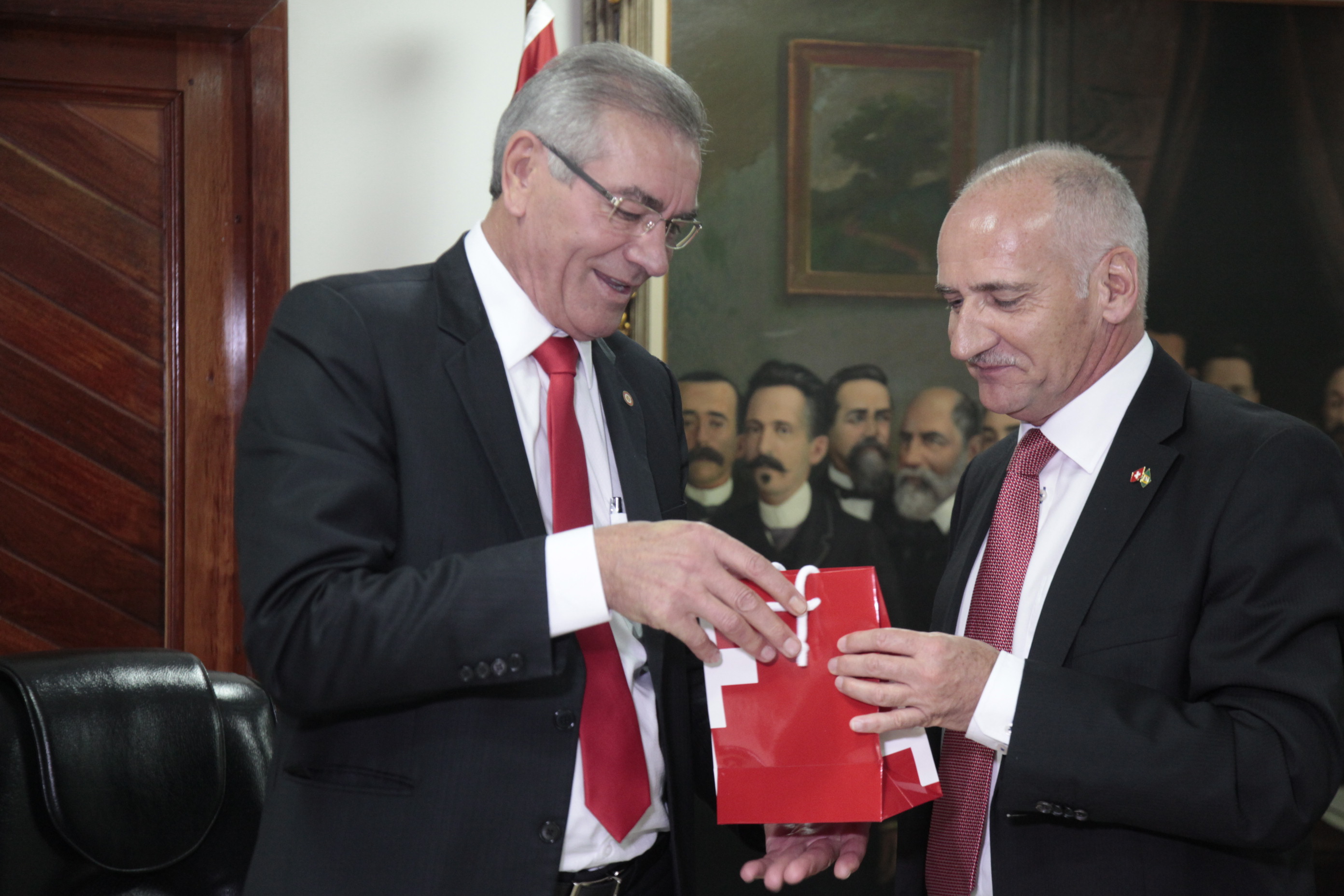 Presidente da Alesc Deputado Sílvio Dreveck recebe comitiva da Suíça.