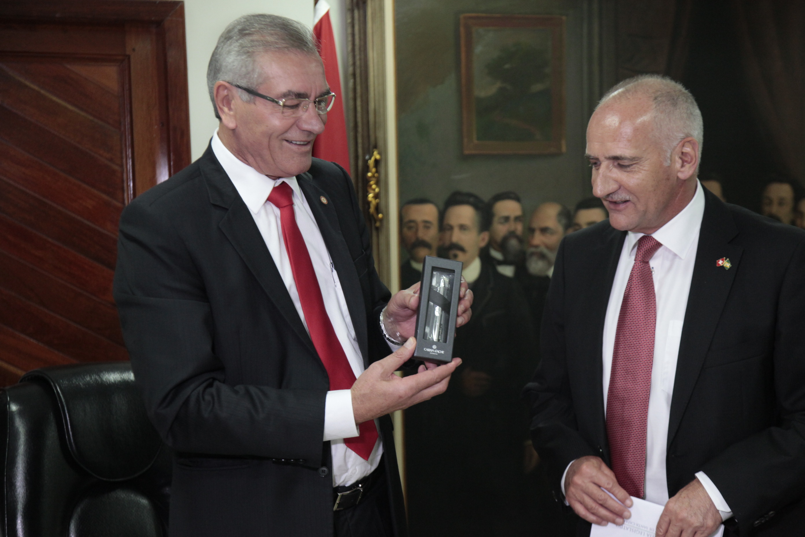 Presidente da Alesc Deputado Sílvio Dreveck recebe comitiva da Suíça.