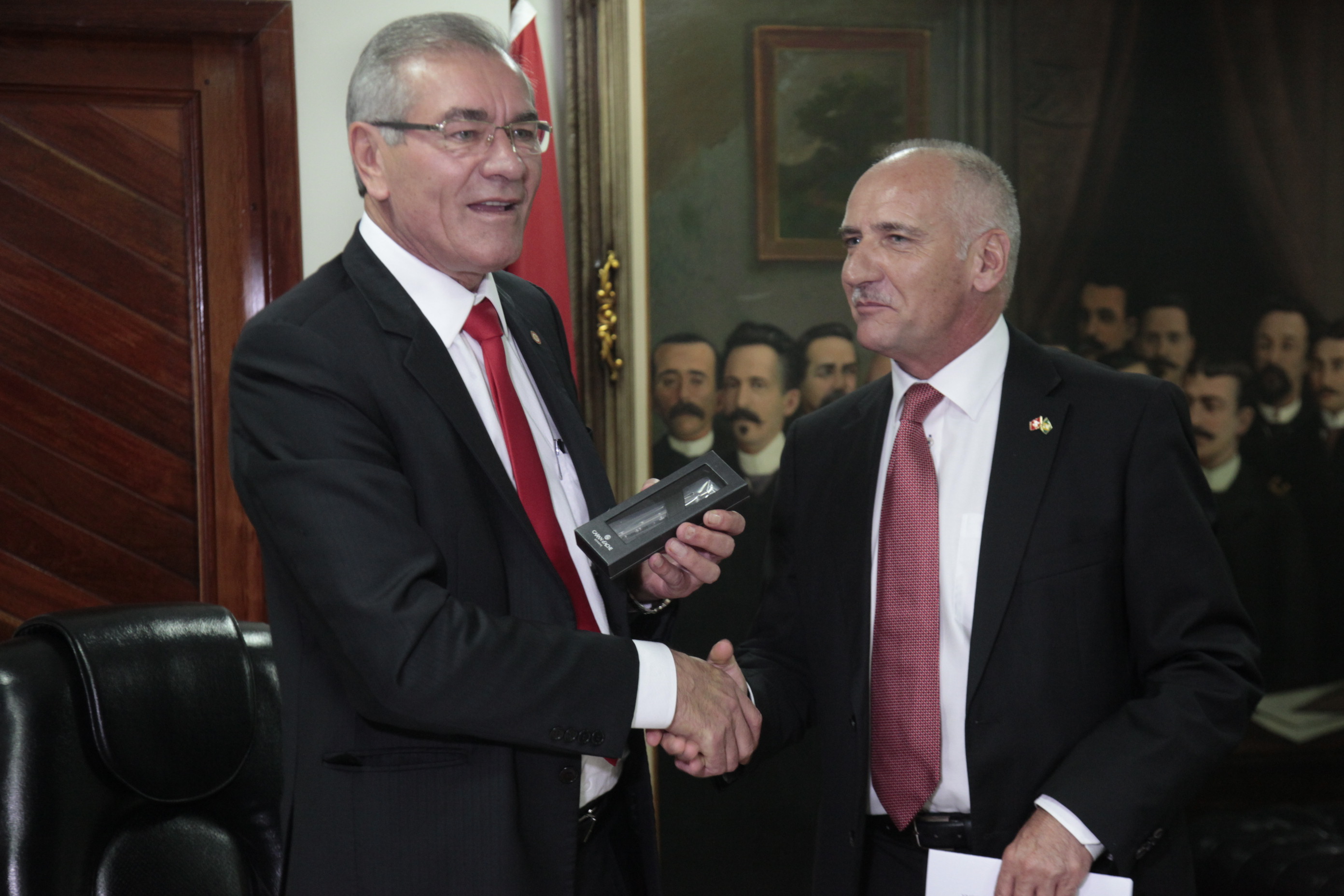 Presidente da Alesc Deputado Sílvio Dreveck recebe comitiva da Suíça.