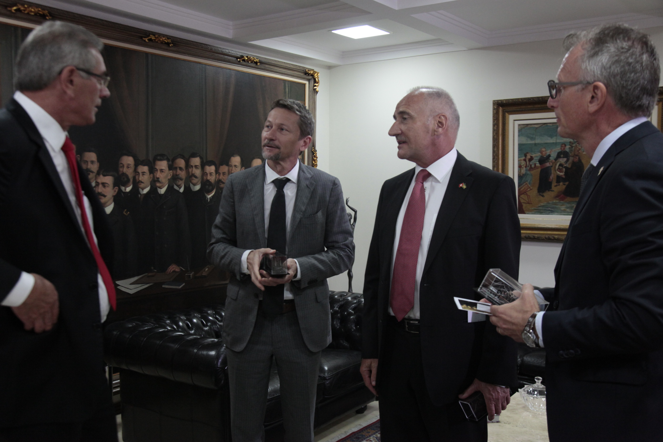 Presidente da Alesc Deputado Sílvio Dreveck recebe comitiva da Suíça.