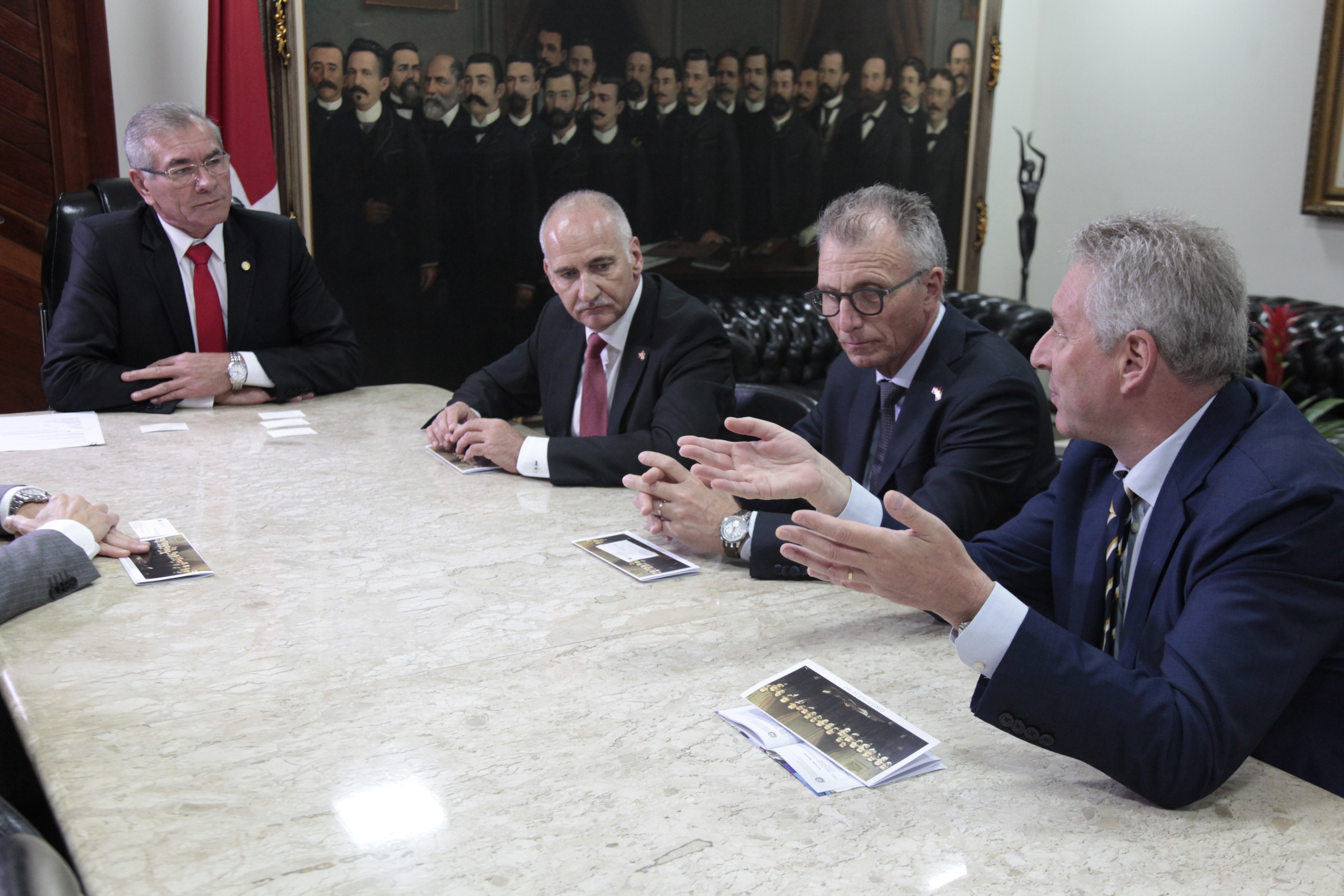 Presidente da Alesc Deputado Sílvio Dreveck recebe comitiva da Suíça.