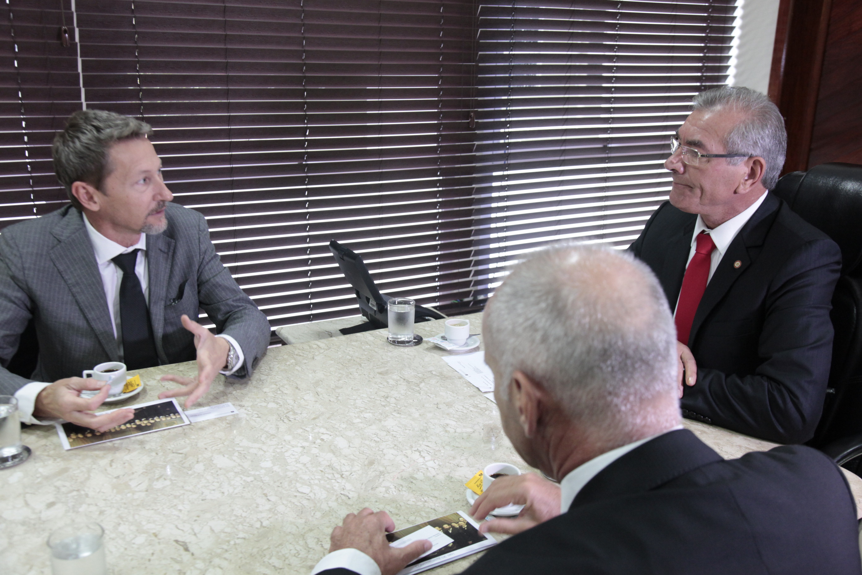 Presidente da Alesc Deputado Sílvio Dreveck recebe comitiva da Suíça.