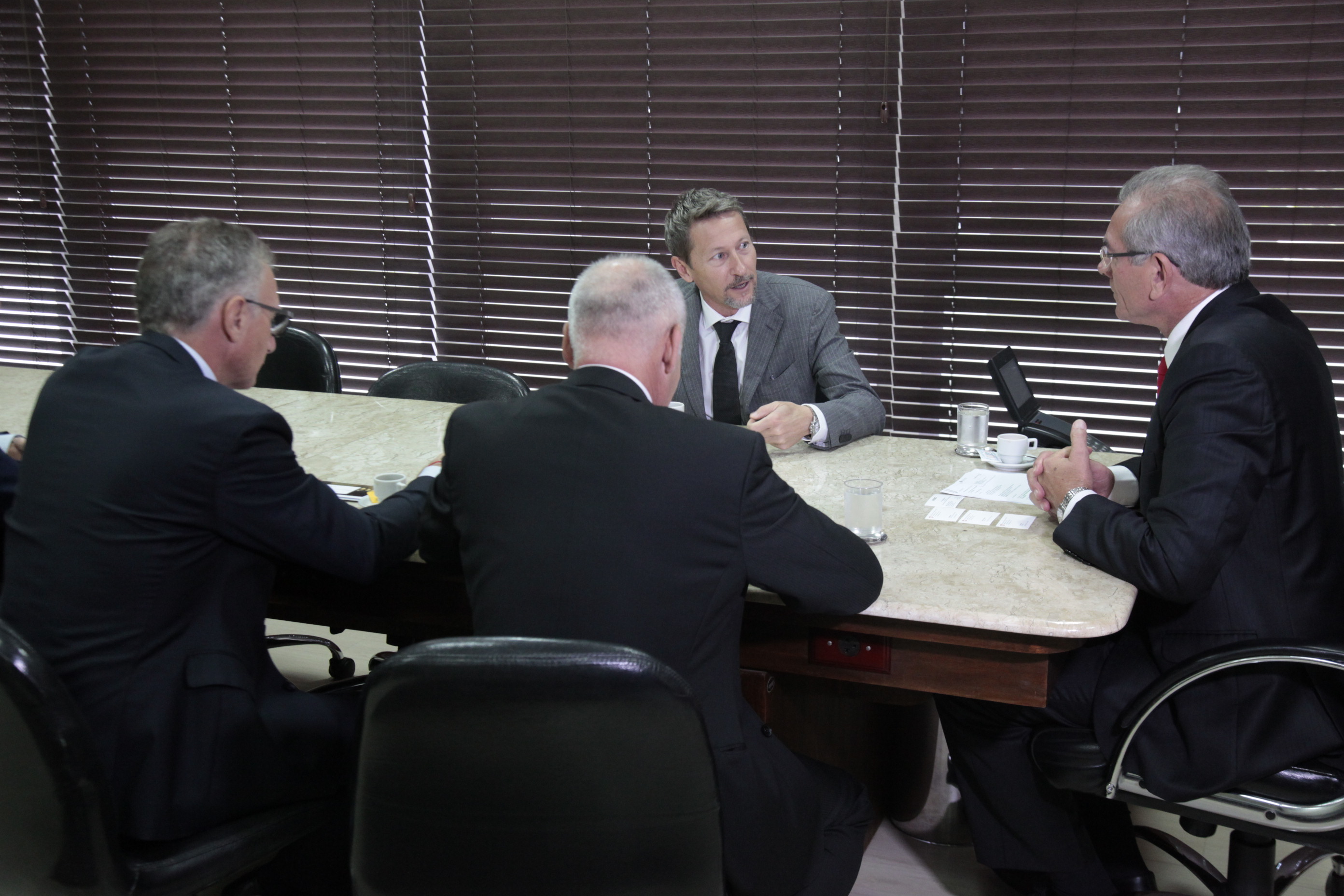 Presidente da Alesc Deputado Sílvio Dreveck recebe comitiva da Suíça.