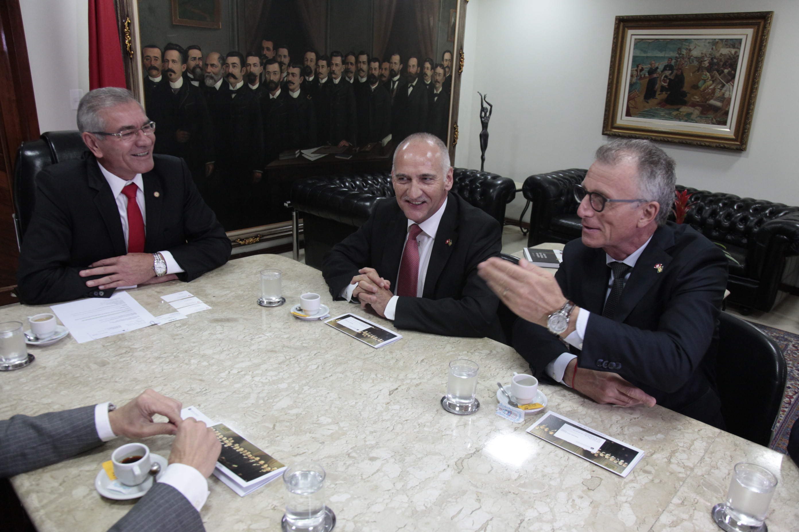 Presidente da Alesc Deputado Sílvio Dreveck recebe comitiva da Suíça.