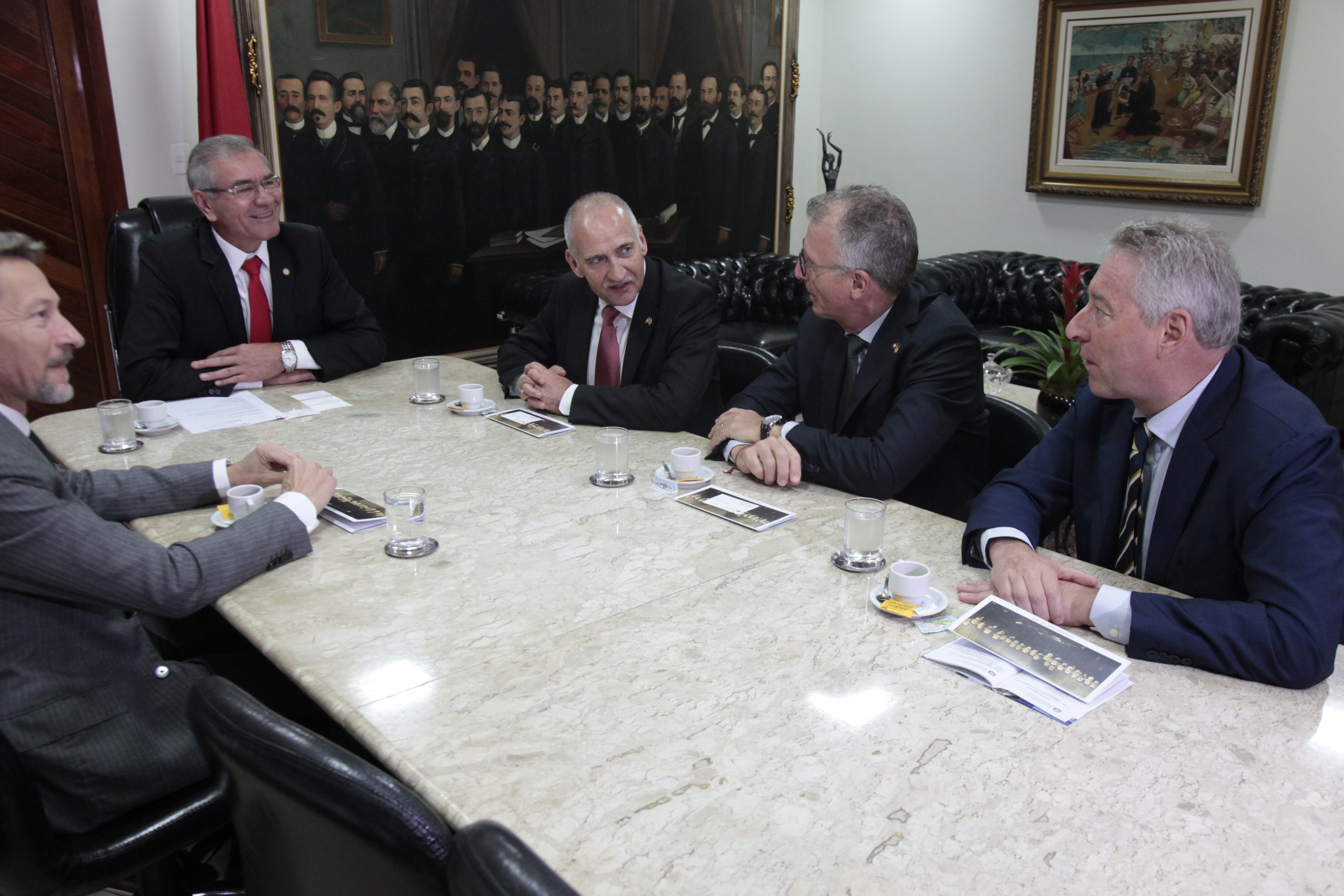 Presidente da Alesc Deputado Sílvio Dreveck recebe comitiva da Suíça.
