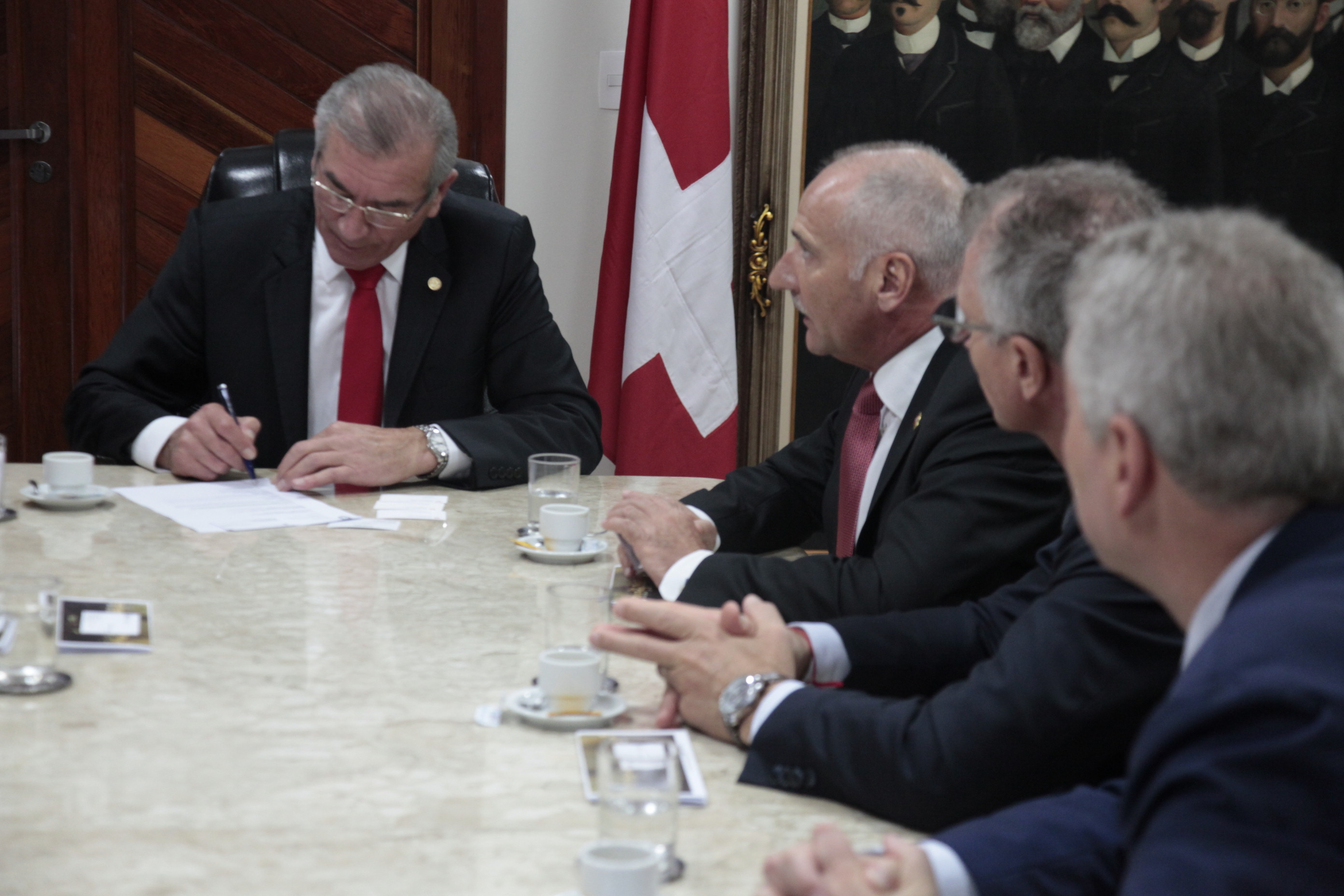 Presidente da Alesc Deputado Sílvio Dreveck recebe comitiva da Suíça.