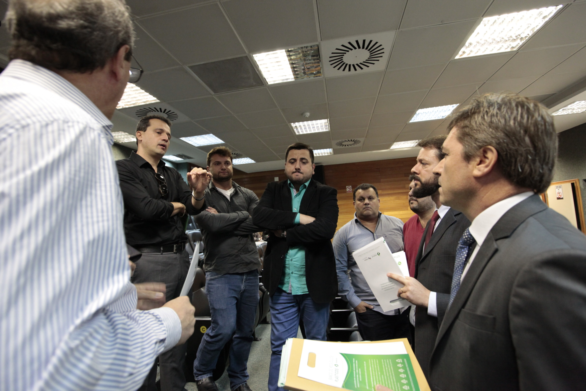 Ambientalistas e representantes do comércio e da indústria conversam com o relato da matéria, deputado José Nei Ascari