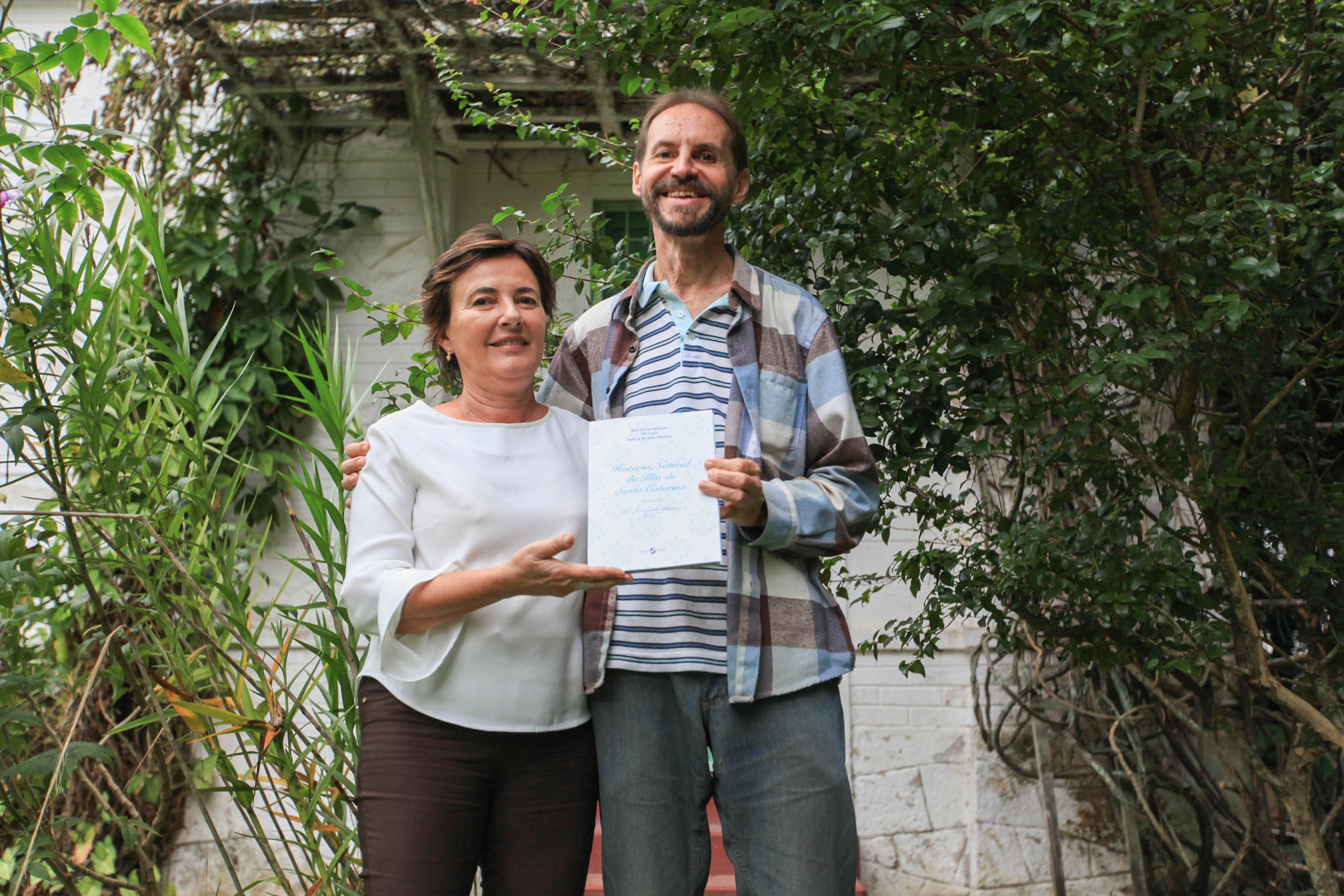 Livro com coleção inédita sobre árvores de Santa Catarina